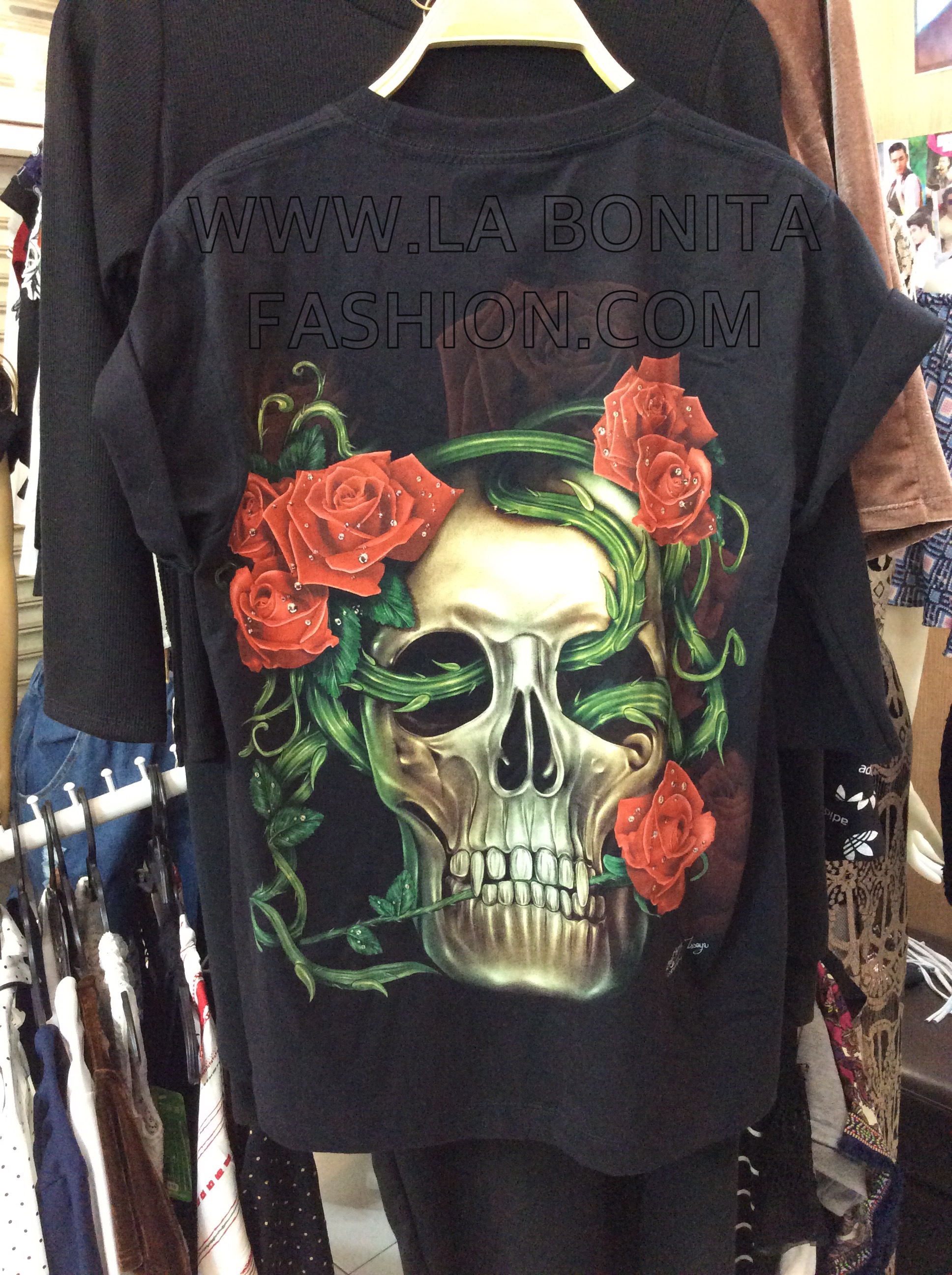 เสื้อยืดวินเทจหญิง สกรีนลายหัวกระโหลกประดับดอกกุหลาบสีแดง ลายสวยมากๆๆๆ แนะนำเลยค่ะ