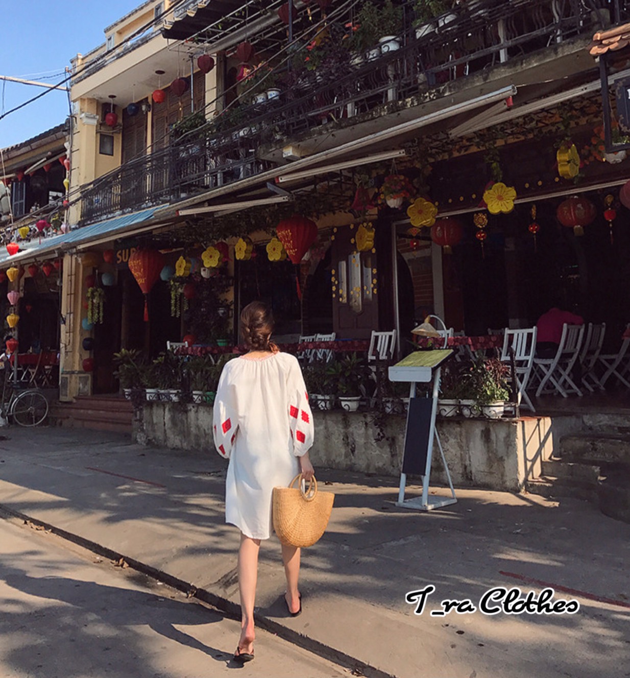 มินิเดรสงานปัก Style korea เนื้อผ้าคล้ายผ้าฝ้ายเนื้อดีงานปักละเอียด ดีเทลช่วงแขนปักลายกราฟฟิกแขนพอง ช่วงคอมีเชือกผูก บอกเลยว่างานสวยจ้า สามามารถใช่งานได้ทุกโอกาสไม่มีเอาค์ไม่ควรพลาดเลยจ้าา