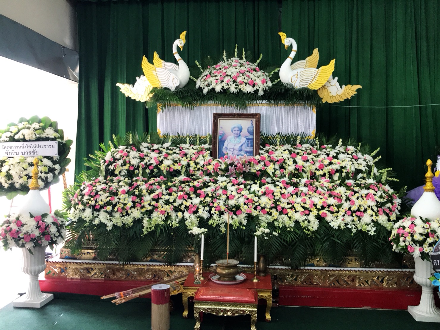 ดอกไม้หน้าศพ แบบสวน 2 ชั้น พร้อมดอกไม้ประดับหลังหีบศพ พร้อมหงส์ 1 คู่