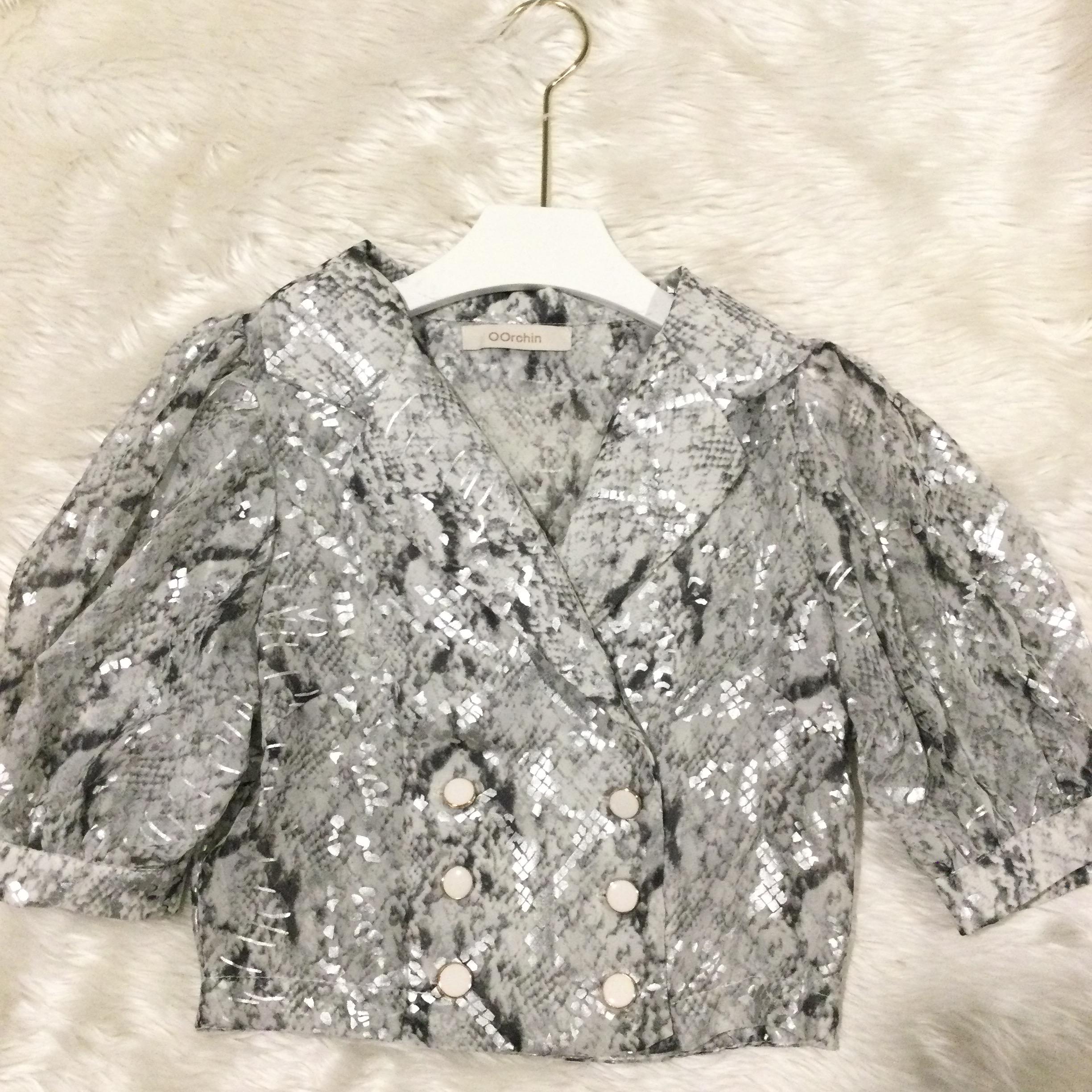 เสื้อเบลเซอร์ทรงครอปแขนพอง ผ้าชีฟองลายงู