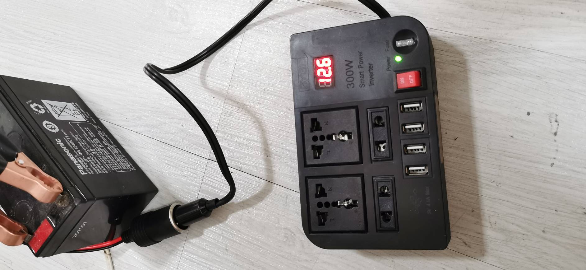 ADE15 ตัวแปลงไฟรถ 12V เป็นไฟบ้าน 220V รุ่นมีช่อง USB สำหรับเครื่องใช้ไฟฟ้าไม่เกิน 300 วัตต์