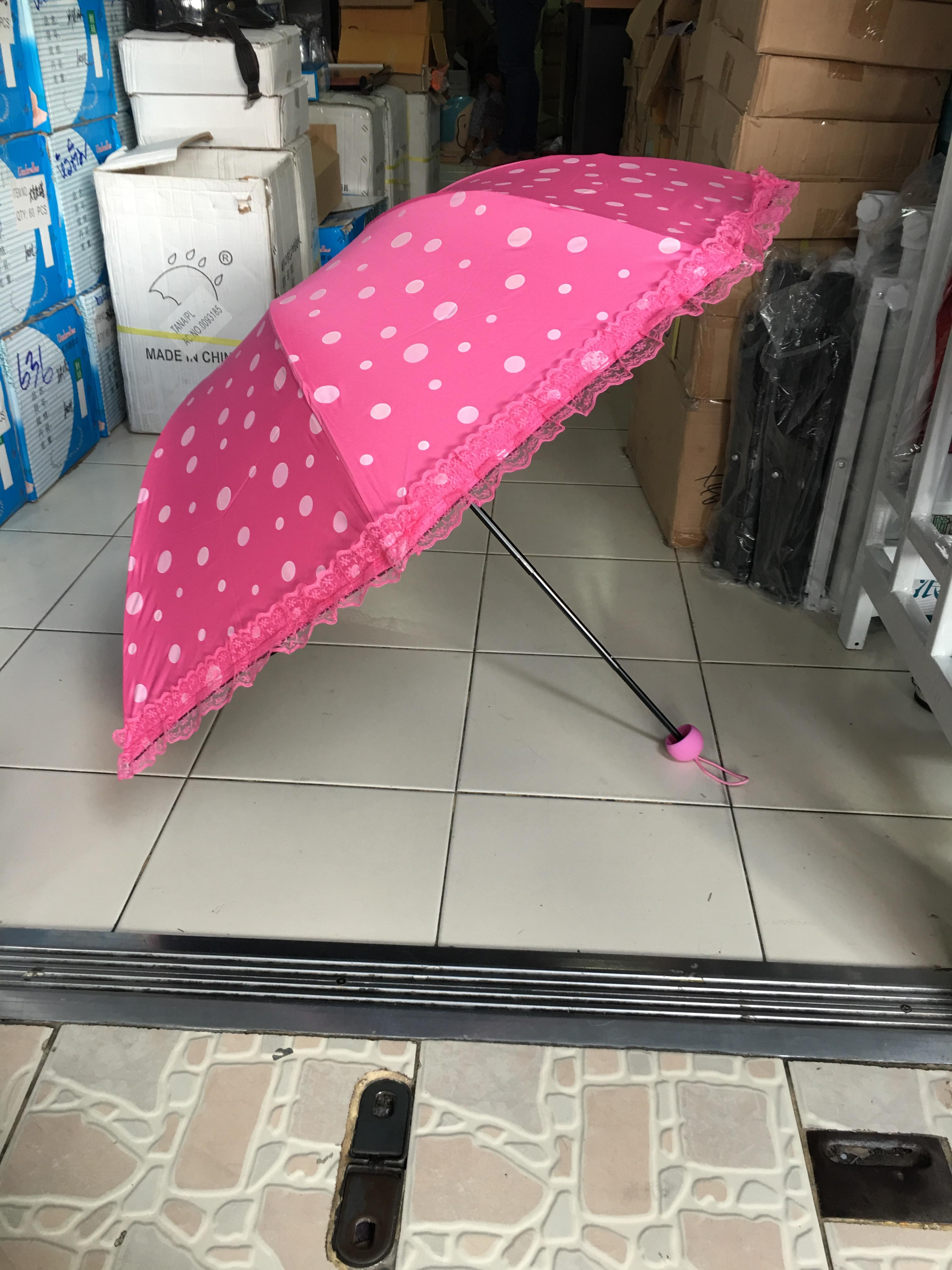 ร่มโค้งแฟชั่นลายจุดโดนแสงเปลียนสีได้ไม้มีระบายยูวีสีดำ