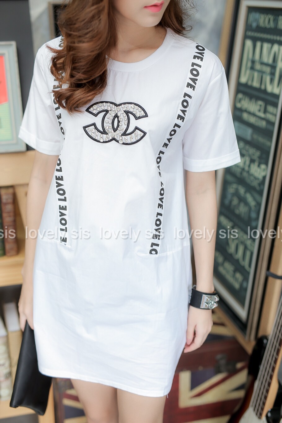 เดรสคอกลมแขนพับ ผ้าเชิ้ตคอตต้อน ปักชาแนลติดเพชร แต่งลูกเล่นด้วยริบบิ้นสกรีน LOVE หน้าหลัง สวยเก๋ ใส่สบายค่า