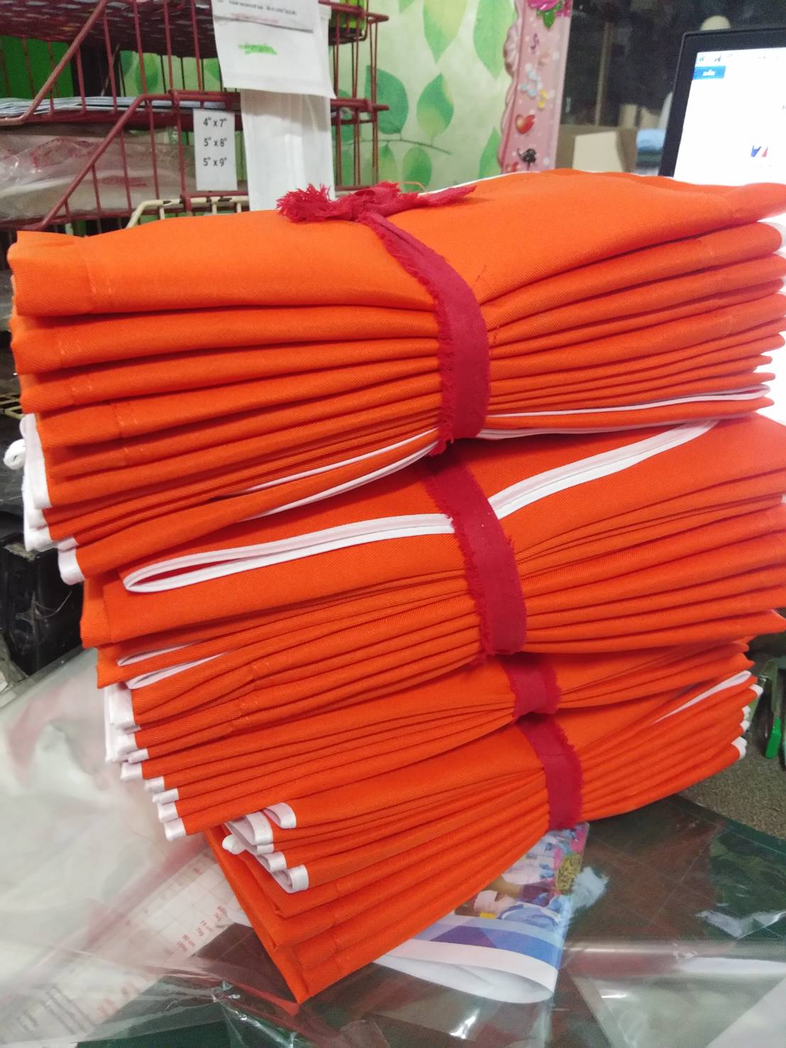 ผ้ากันเปื้อน ขนาด 55 ซม. x 75ซม. สายไขว้หลัง กระเป๋า 2 ข้าง 1 ซิป