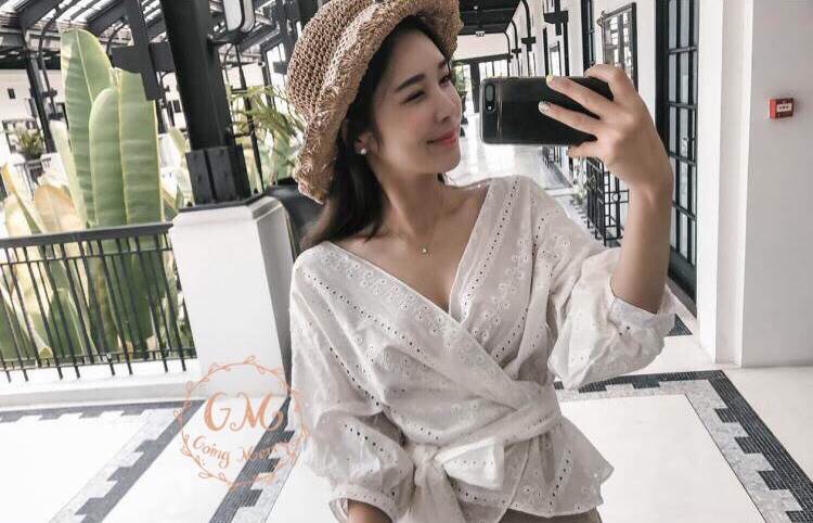 เสื้อเกาหลีสีขาวปักฉลุสวยๆ ทรงคอวีป้ายหน้าผูกโบว์เก๋ๆน่ารัก ากค่ะ