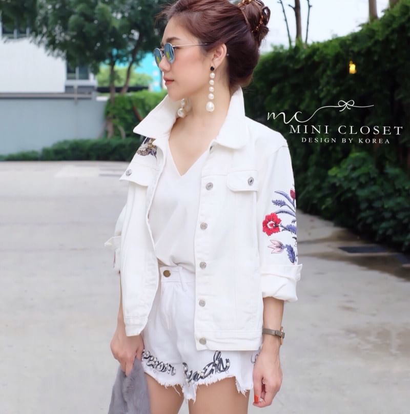 เสื้อคลุมเสื้อแจ็คเก็ตยีนส์สีขาว