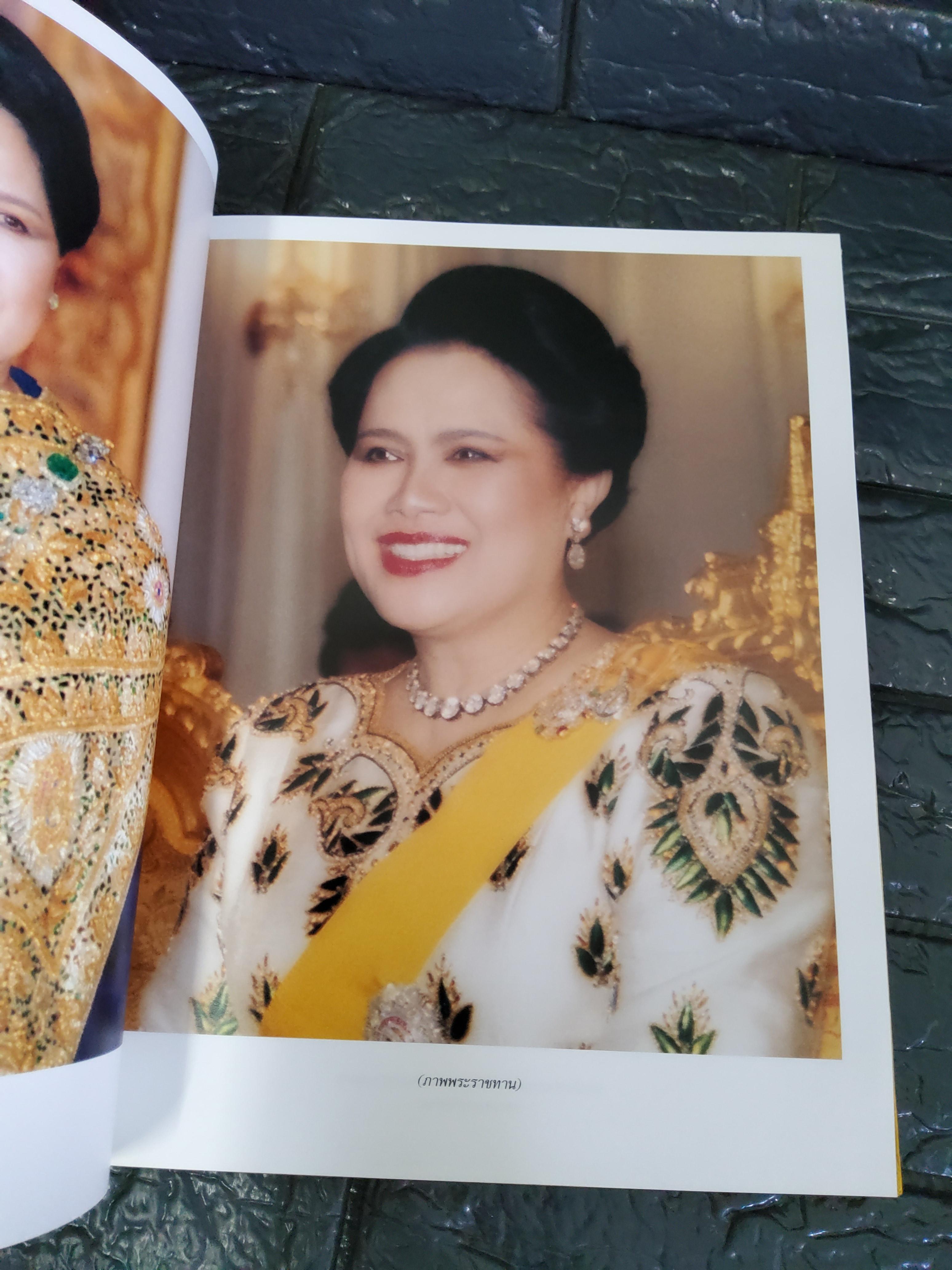 ชุดผ้าไทย เทิดพระเกียรติ 72 พรรษา มหาราชินี ปกแข็ง
