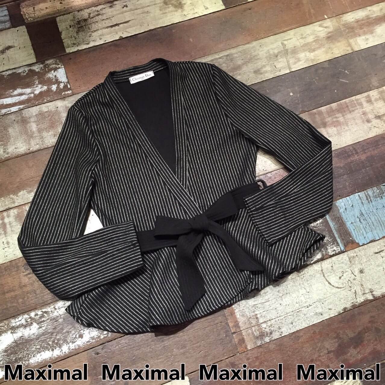 เสื้อสูทลายทางตรงชายระบายบานพร้อมเข็มขัดผ้า มาพร้อมป้ายคอ Christian Dior