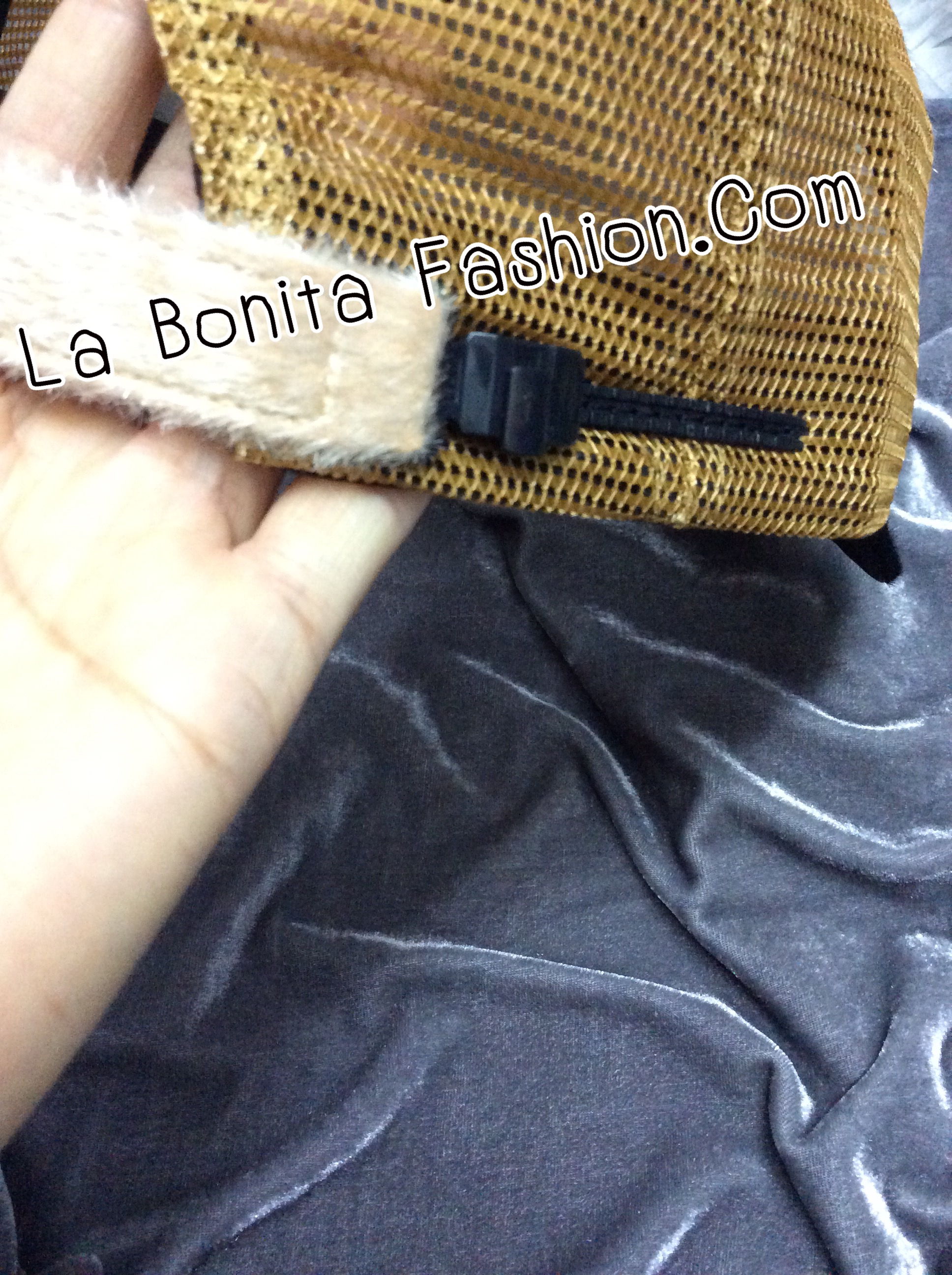 หมวกCap แบรนด์ดัง Tu'i รุ่น Lemited หน้าหมวกปักโลโก้ Hotel de Tu'i ผ้ากำมะหยี่สีครีมตัดกับปีกกำมะหยี่สีดำ แบบคุณวุ้นเส้น คุณจุ๋ยใส่ ไอเท็มสำคัญของสาวๆติดรถไว้ ไปไหนหยิบลงไปใส่ได้ทันทีค่ะ งานสวยตามแบบออริจินอลเป๊ะๆๆ ด้านหลังปรับขนาดได้ สนใจจองด่ว