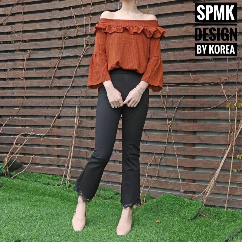 BRAND: SPMK เสื้อเกาหลีทรงน่ารัก เปิดไหล่คอระบาย เนื้อผ้าพริ้วใส่สบายไม่อึดอัด มีลายในตัว ช่วงไหล่ขยายได้ด้านหลังจับสม๊อก ผ้าดี เนื้อนุ่ม