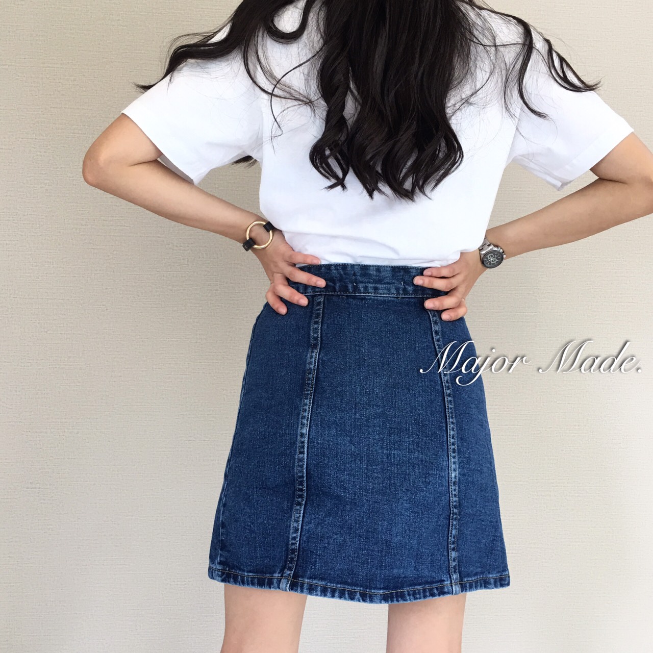 นาทีนี้ใครไม่มีไม่ได้นะคะ กระโปรงยีนส์Top shop กระดุมหน้า ดีไซส์น่ารัก ผ้ายีนส์แท้เนื้อสวย ใส่ง่าย แมทกับอะไรก็สวย ด้านในมี ซับในกางเกง ผ้านิ่มมาก