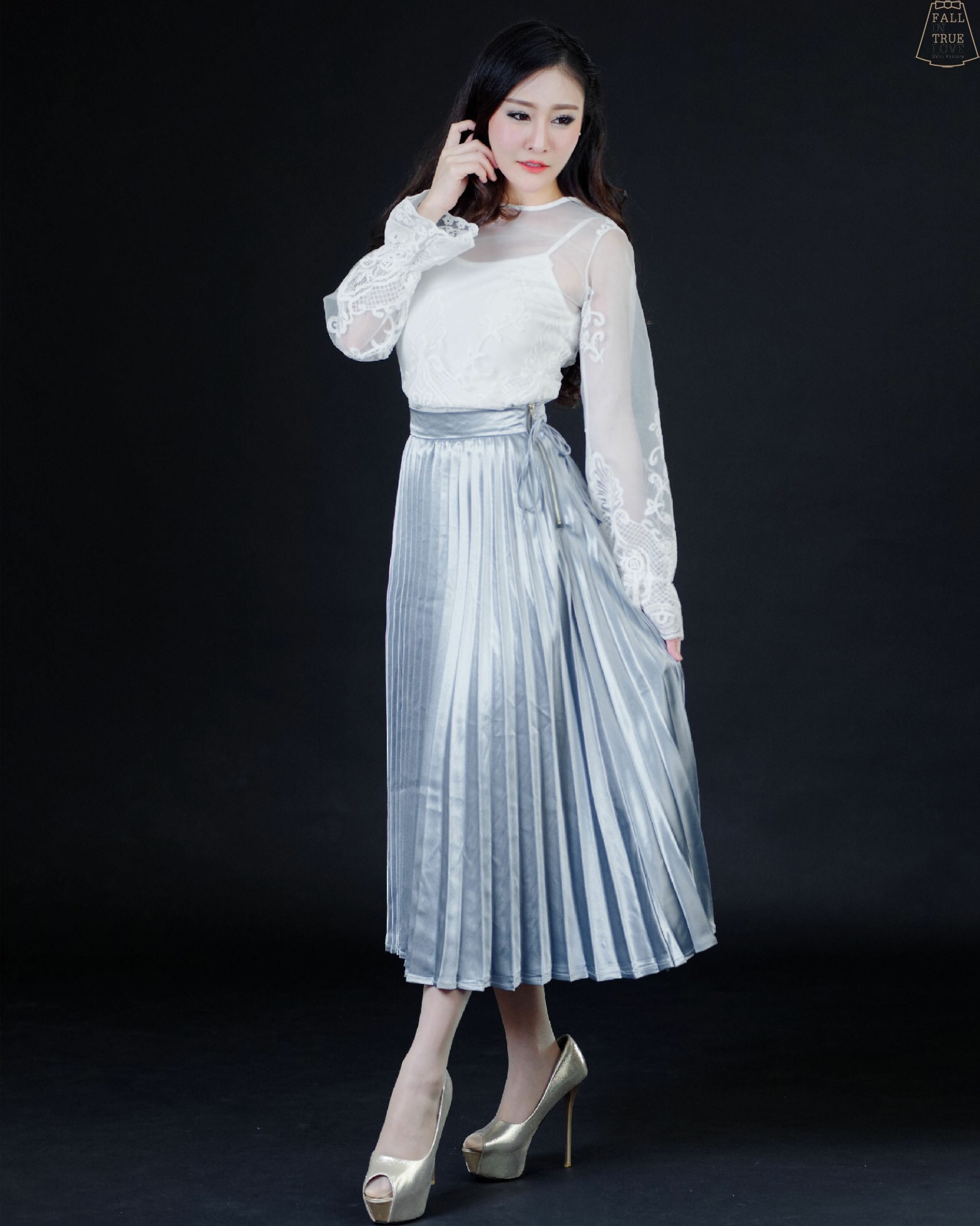 กระโปรงพลีทผ้าไหมเครปซาตินเนื้อดีทรงตรงความยาว 4 ส่วน เป็นกระโปรงทรงเอวสูง ชายกระโปรงยาวเสมอกัน แต่งซิปโลหะสีทองด้านข้าง เหมาะสำหรับใส่ออกงานได้ทั้งงานเช้า มี3 สีสวย