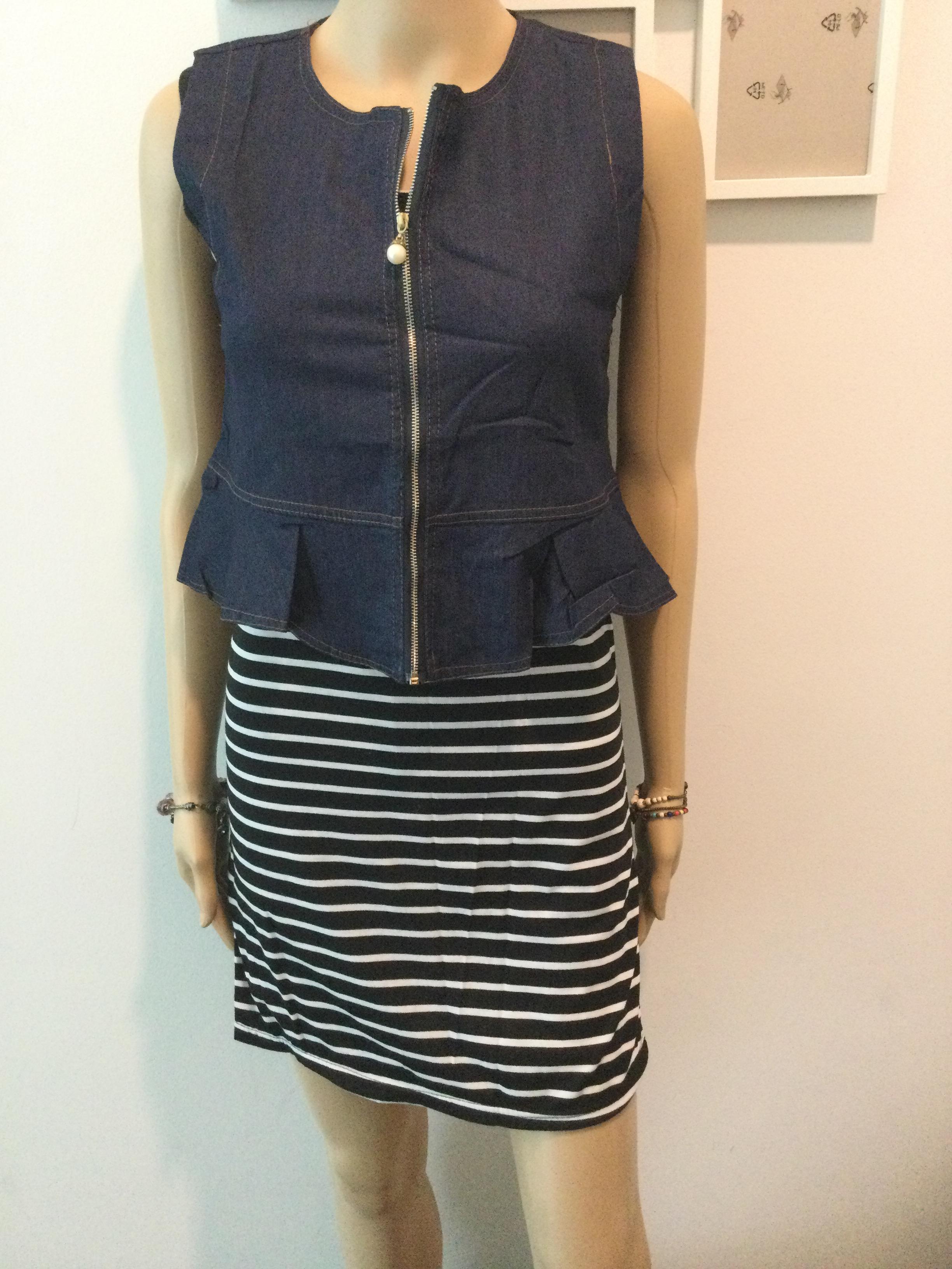 เซตเสื้อผ้าdenim แขนกุดแต่งซิปมุกด้านหน้า มาพร้อมเดรสตัวยาวผ้ายืดใส่สบายลายขาวดำเข้าเซตใส่แบบรูดซิปคลุมหรือแบบปล่อย