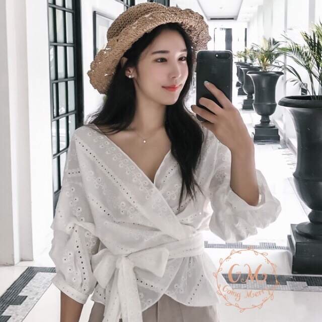 เสื้อเกาหลีสีขาวปักฉลุสวยๆ ทรงคอวีป้ายหน้าผูกโบว์เก๋ๆน่ารัก ากค่ะ