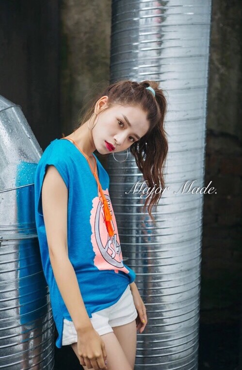 เสื้อยืดแขนกุด แต่งพู่สีส้มช่วงคอ ผูกโบว์ข้าง ดูโดดเด่น สีสันหลากหลาย เนื้อผ้ายืดหยุ่นได้ดี ใส่สบาย เหมาะกับวันชิวๆจ้า