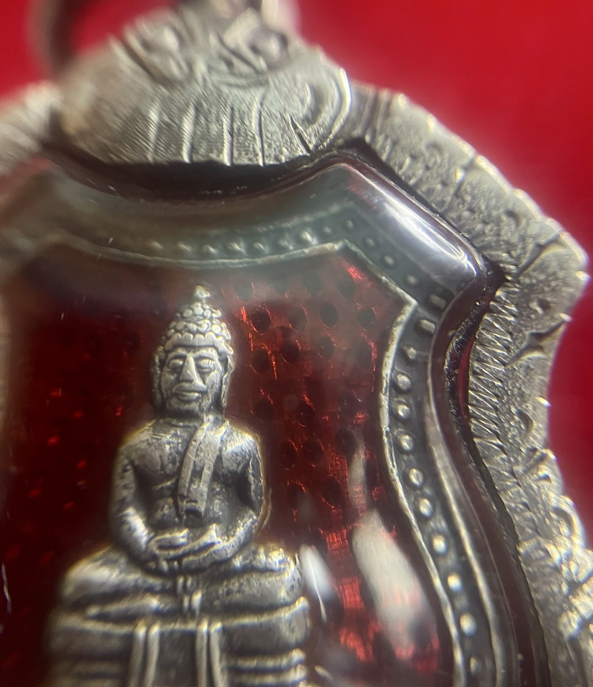 หลวงพ่อโสธรปี2498 เนื้อเงินลงยาสีแดงรุ่นแรก บล็อก5จุด พิมพ์หลังเข็มกลัด