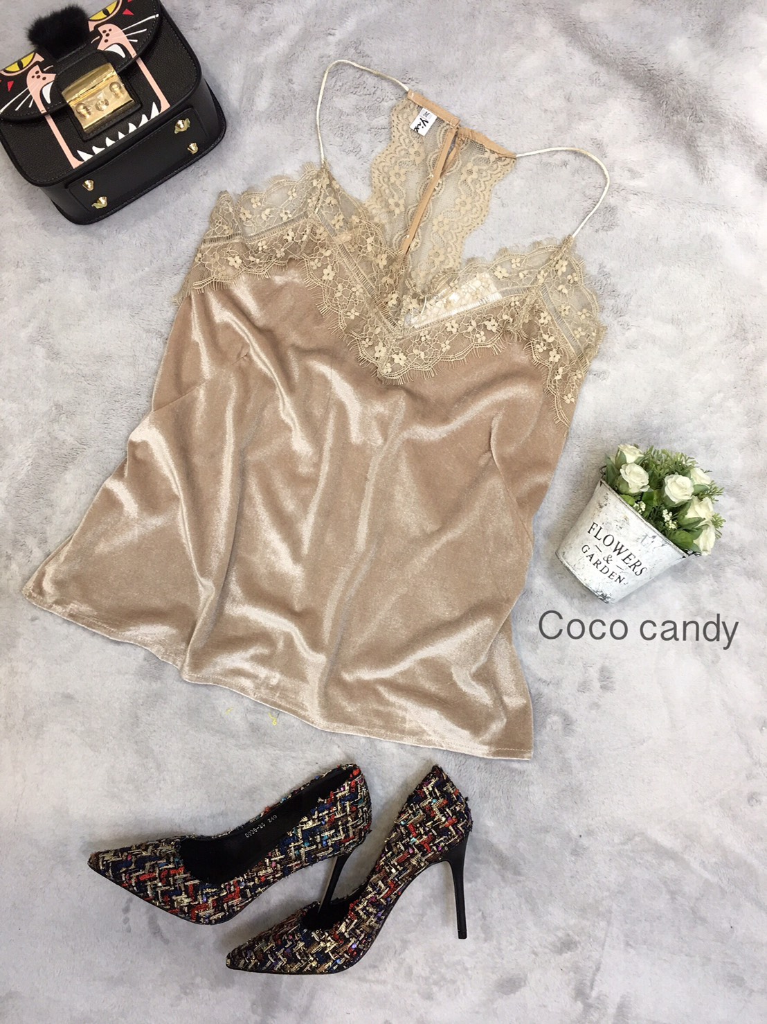 เสื้อสายเดี่ยวผ้ากำหยี่แซมลูกไม้แบบดาราใส่