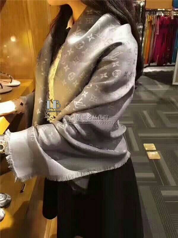 ผ้าคลุมไหล่ ผ้าพันคอ Lv ผ้าเนื้อดี นุ่ม ทอลายในตัว ลายคมชัดค่ะ หนาวนี้ห้ามพลาดค่ะ
