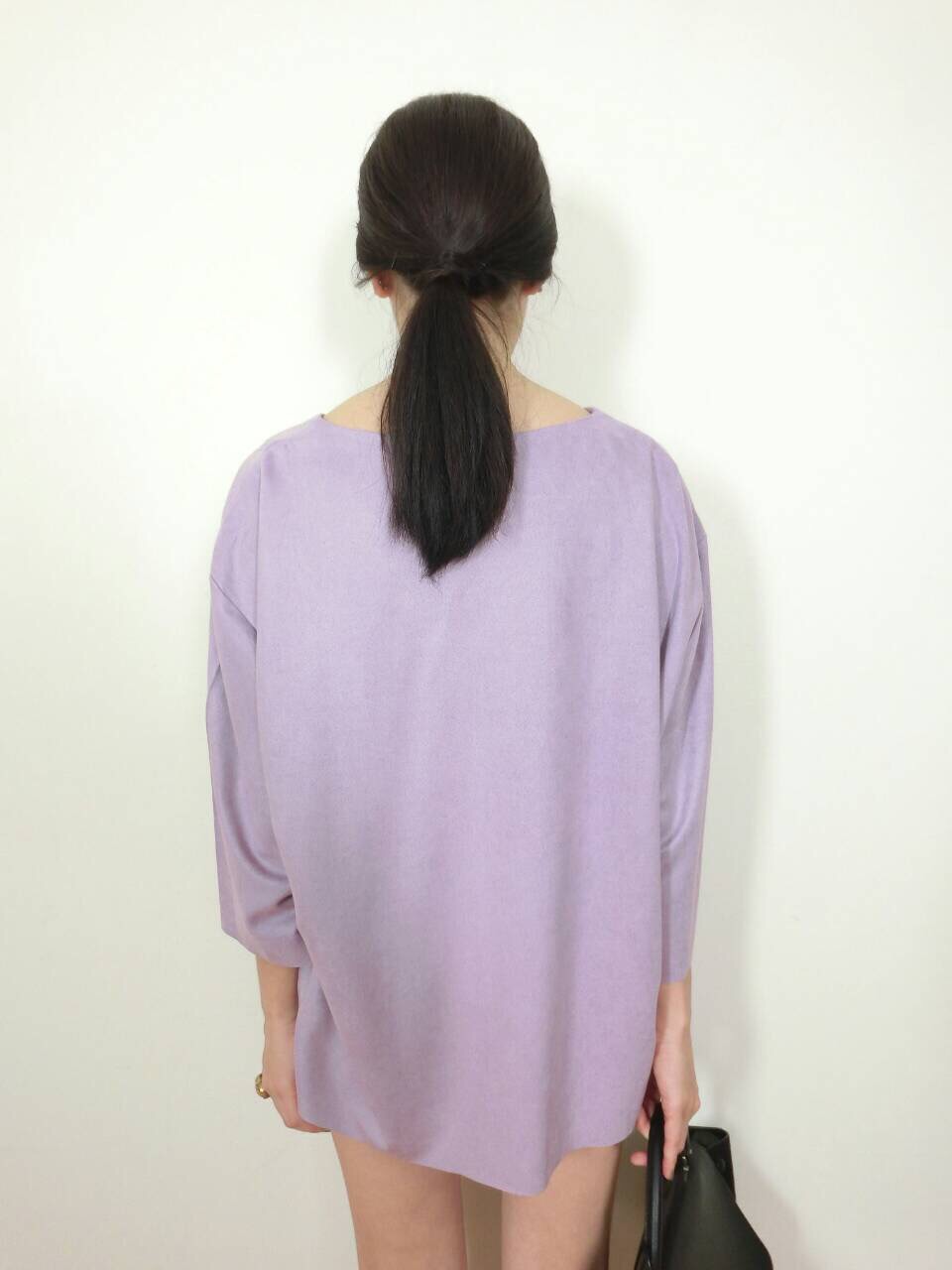 เสื้อคอวีทรงoversize ผ้าหนังกลับเนื้อนุ่มมาก ผ้าทิ้งตัวสวยค่ะ