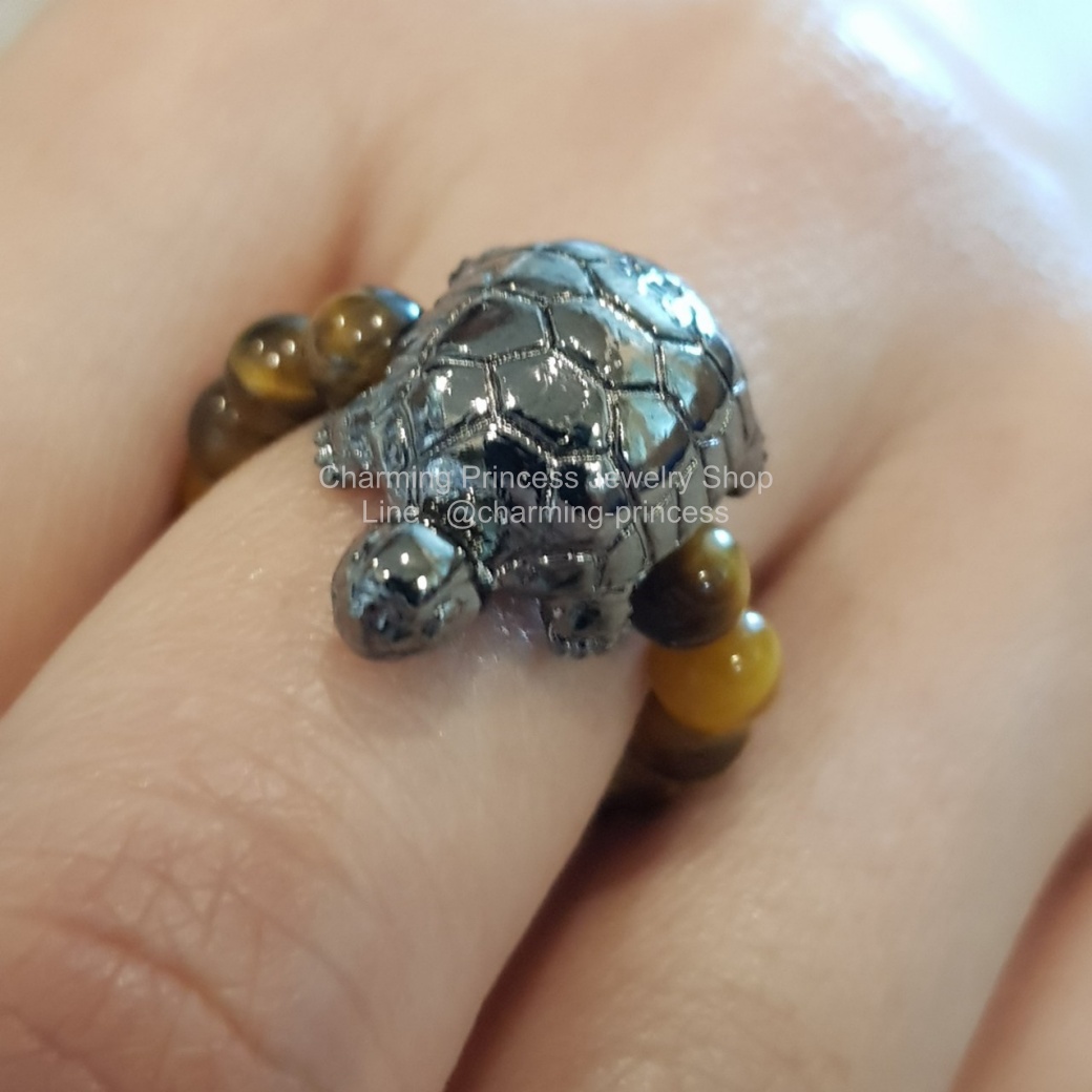 แหวนหินตาเสือ ร้อยพร้อมพญาเต่าเรือนล้าน ฐานุตตโม วัดโตนด นครราชสีมา สีลงดำ เครื่องรางของขลัง โชคลาภ ดูดทรัพย์ มีรูร้อยเป็นแหวนหรือสร้อยข้อมือได้ค่ะ ทุกชิ้นมีตัวเลขแกะประจำองค์อยู่ด้านหลัง