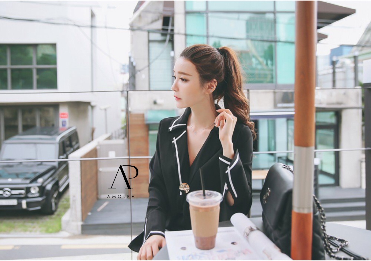 เสื้อเชิ้ตสไตล์เก๋ ที่คู่ควรกับคุณๆ ดีไซต์แขนบาน ปลายแขนปักหมุดอะไหล่สีเงินอย่างดี เนื้อผ้าชีฟองผ้าเนื้อละเอียด ลื่น มีน้ำหนัก ปลายแขนบานผ่า เดินริบบิ้นสีตัด ประดับกระดุมเม็ดใหญ่ สวยเก๋ใส่ง่าย ใส่สบายมากๆ รับรองตัวนี้ไม่ผิดหวัง จัดเลยจ้าา