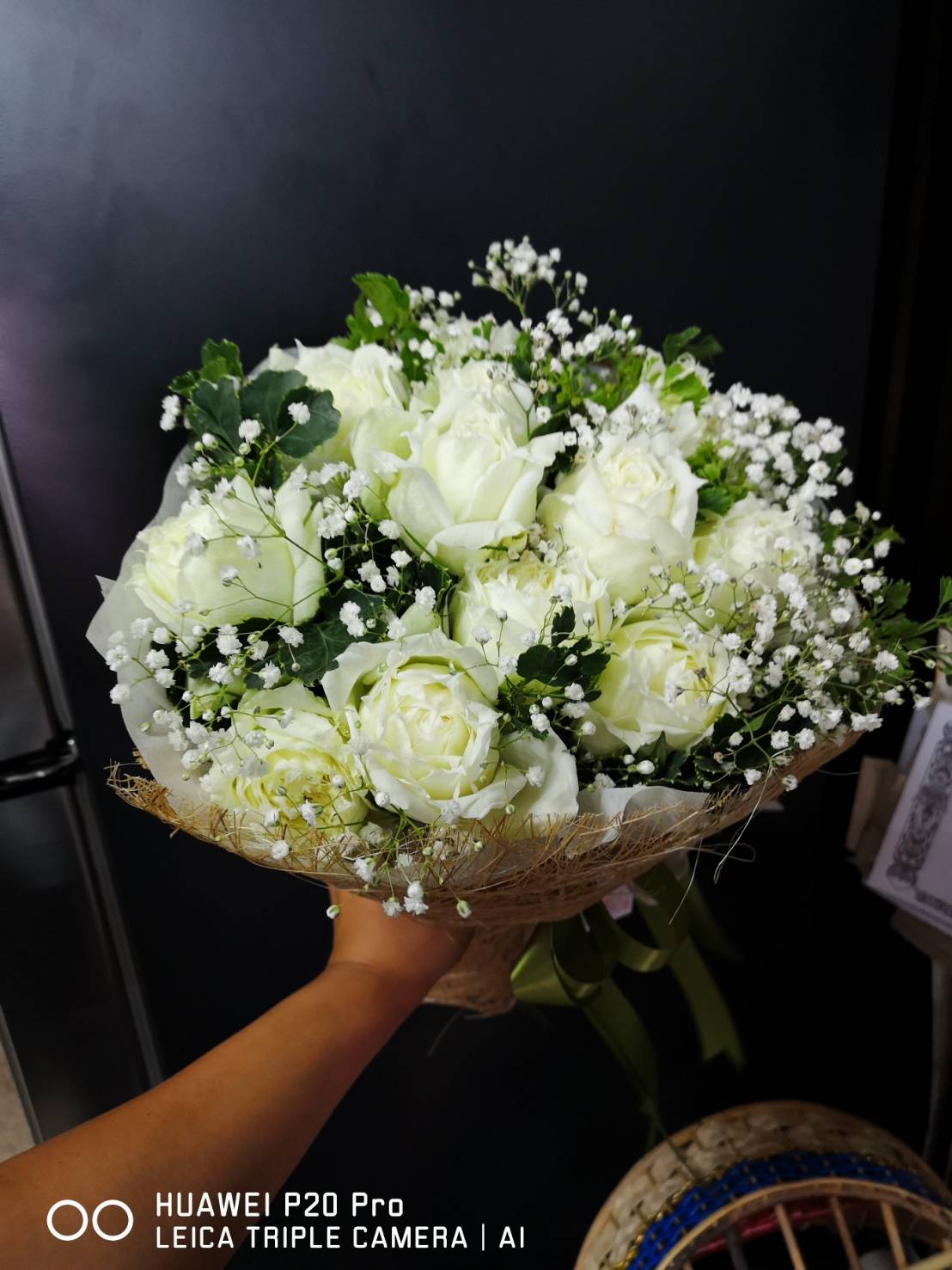 ช่อดอกกุหลาบสีขาว ทรงกลม ห่อด้วยตะข่าย