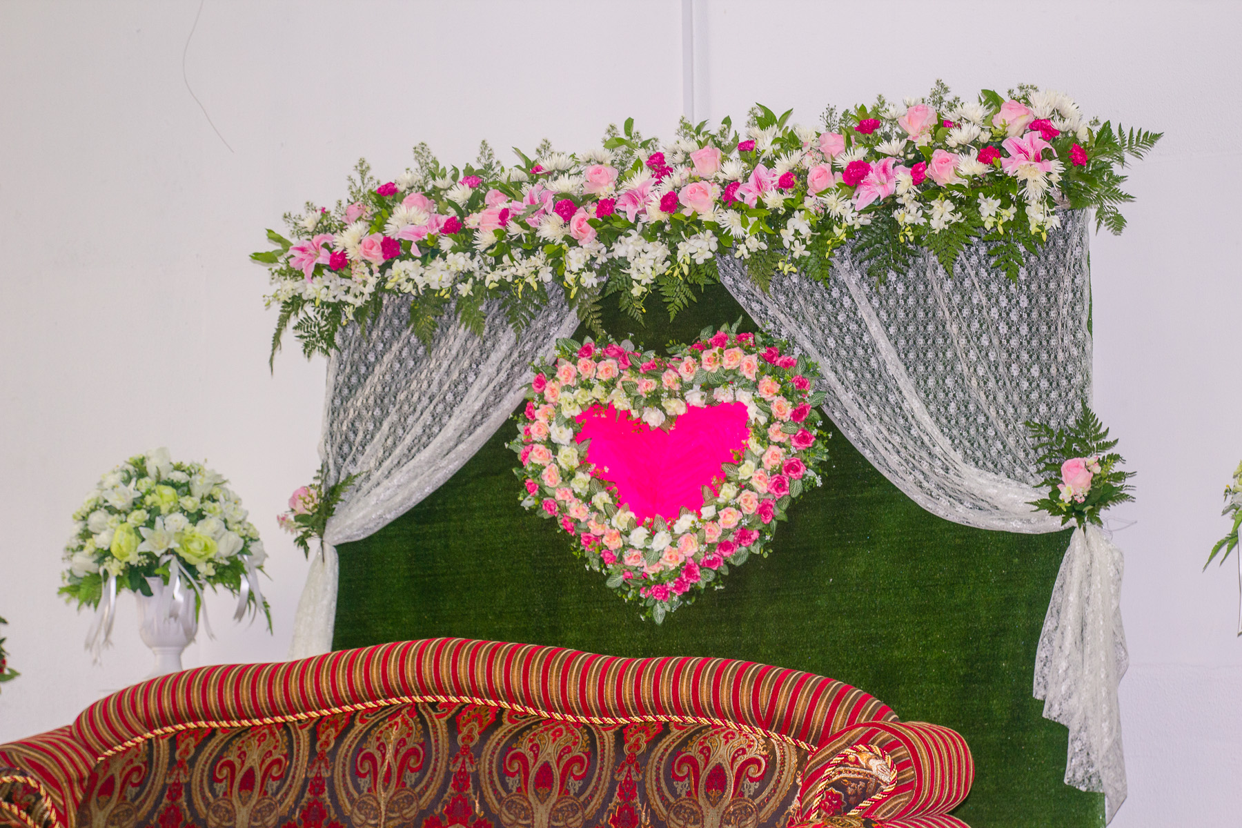 ซุ้มถ่ายรูป ตกแต่งเวที ธีมงานชมพู สดใส