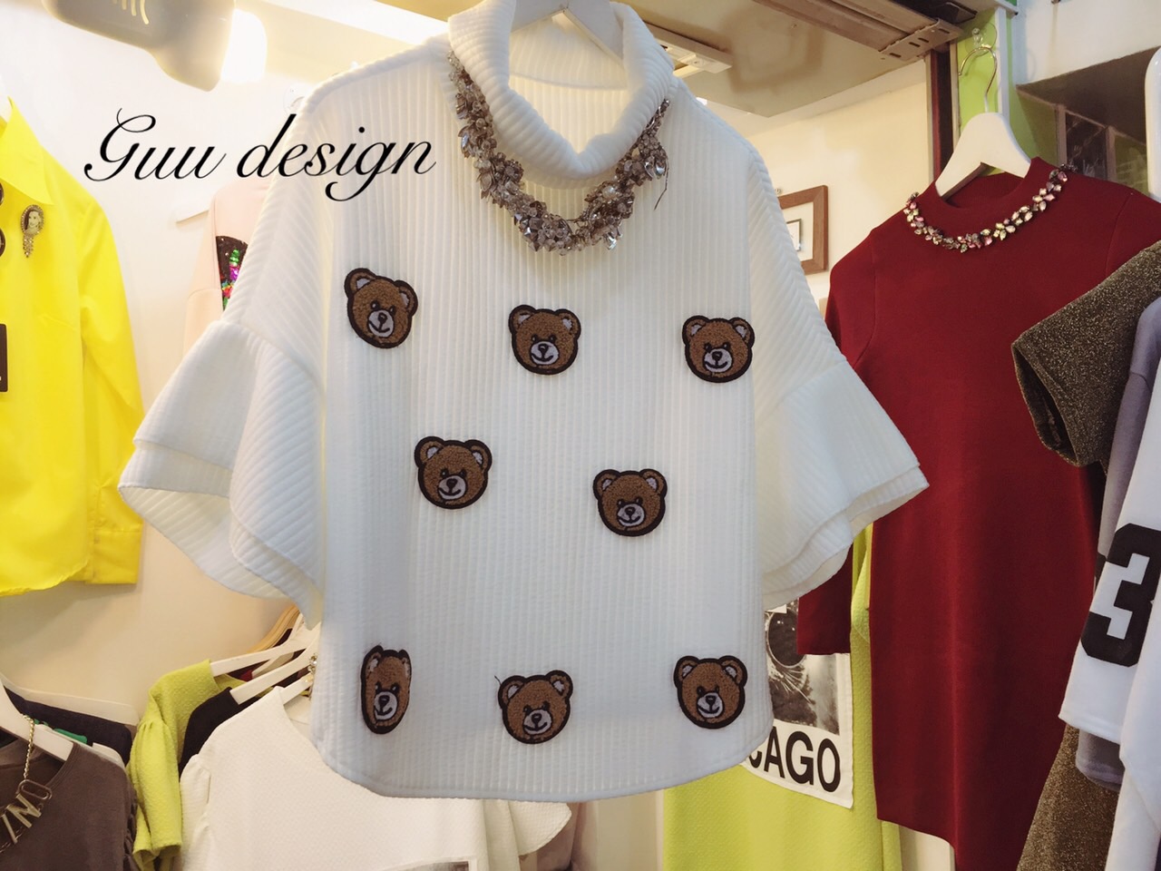 เสื้อหมี moschino ทรงปรกค้างคาว เนื้อผ้ายืดเนื้อหนาไม่บาง ตัวหมีเย็บติดกับตัวเสื้อ น่ารักมากๆ