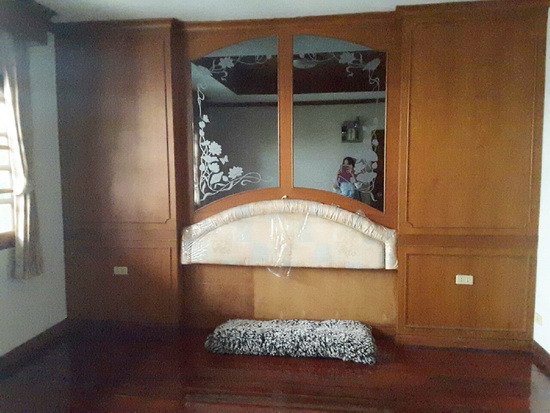 บ้านเดี่ยว 2 ชั้น พร้อมอาคารสำนักงาน 4 ชั้น ซ.งามวงศ์วาน 47 ชินเขต เนื้อที่ 150.2 ตร.ว. ถ.งามวงศ์วาน บางเขน กรุงเทพฯ สวย ตกแต่งด้วยไม้สักทอง