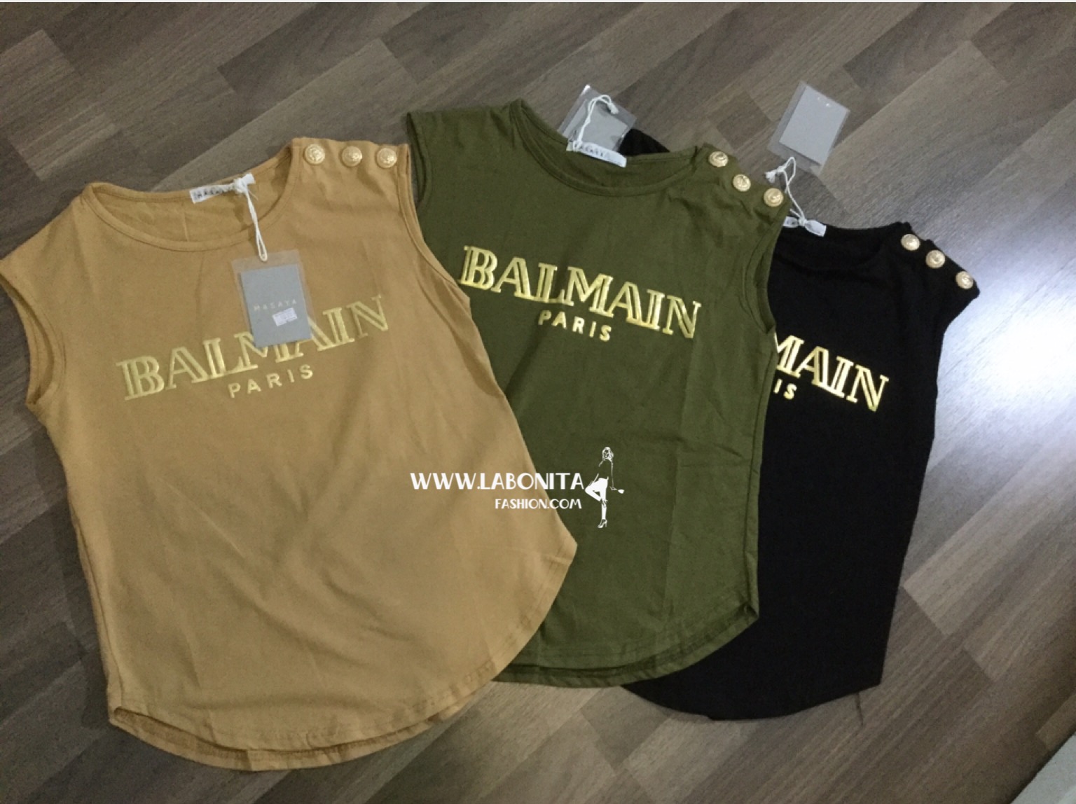 เสื้อยืดแขนกุด BALMAIN ติดกระดุมทองที่ไหล่แบบดาราใส่