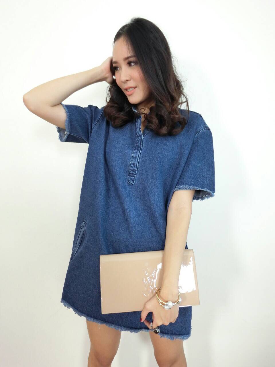 Nanda Denim Dress เดรสผ้ายีนต์เนื้อขึ้นรูป ทรงoversize ตอนนี้เกาหลีกำลังฮิตมากๆค่ะทรงนี้ ใส่สวย-สบาย-ง่ายตัวเดียวอยู่