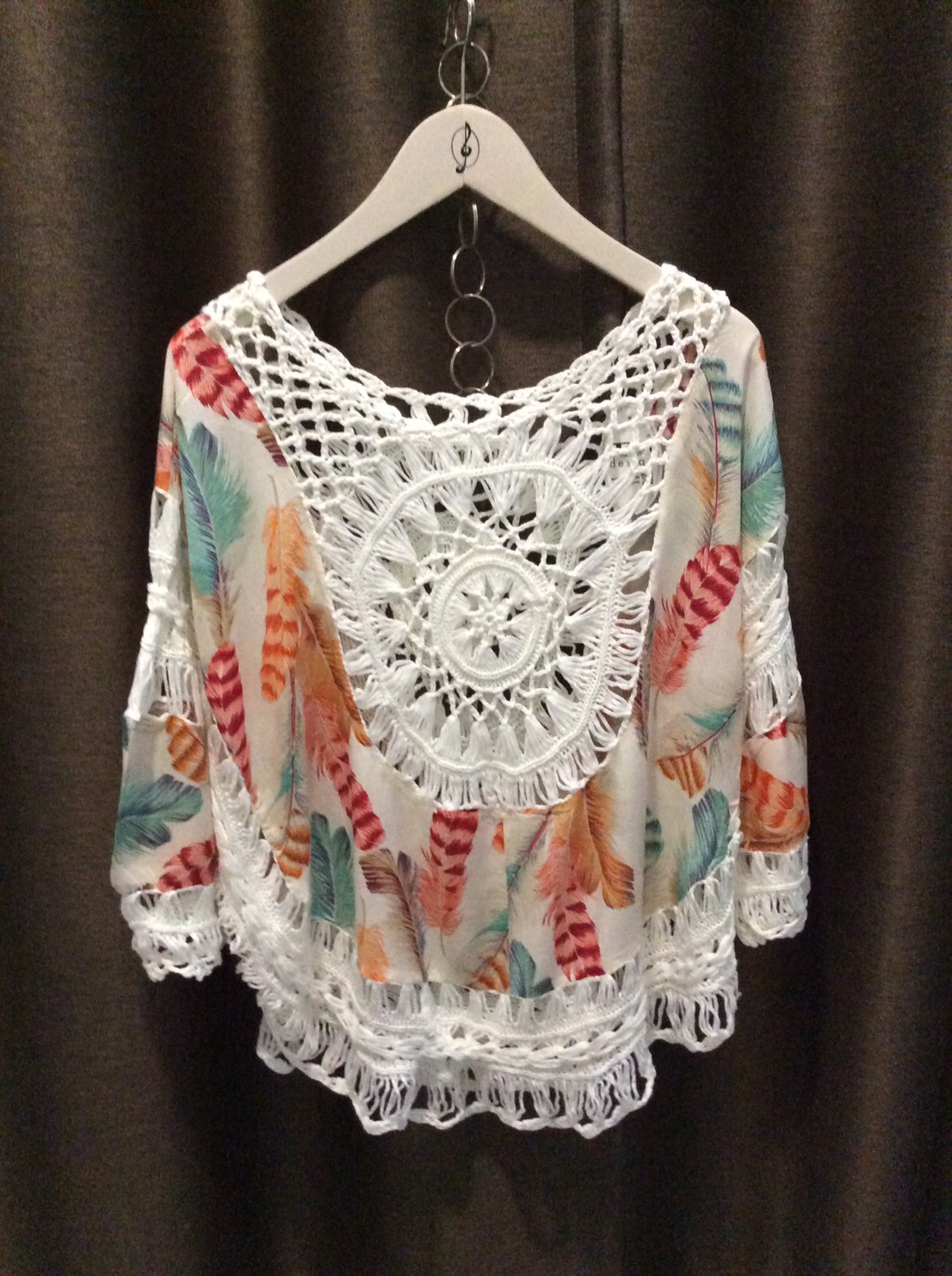 เสื้อโบฮีเมียน เสื้อถักตัดต่อผ้าปริ้นลายขนนกสีสดใส ทรงน่ารักมาก