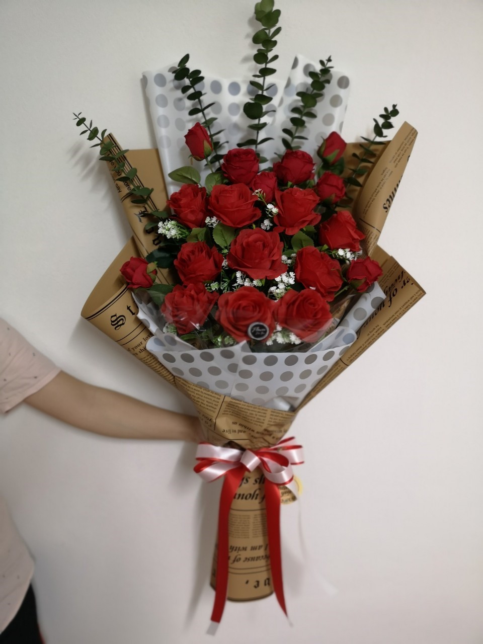 ช่อดอกกุหลาบแดง ทรงสูง (ดอกไม้ประดิษฐ์)