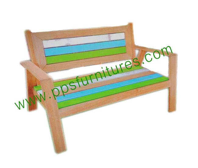 เก้าอี้สนามไม้เก่า