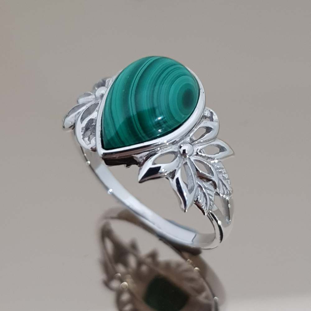 แหวนมาลาไคท์ แหวนหินนําโชค แหวนพลอยแห้ สีเขียว เงินแท้ 925 Malachite Flora Design on Shrank Pear Shape 15x12 mm Ring สำเนา