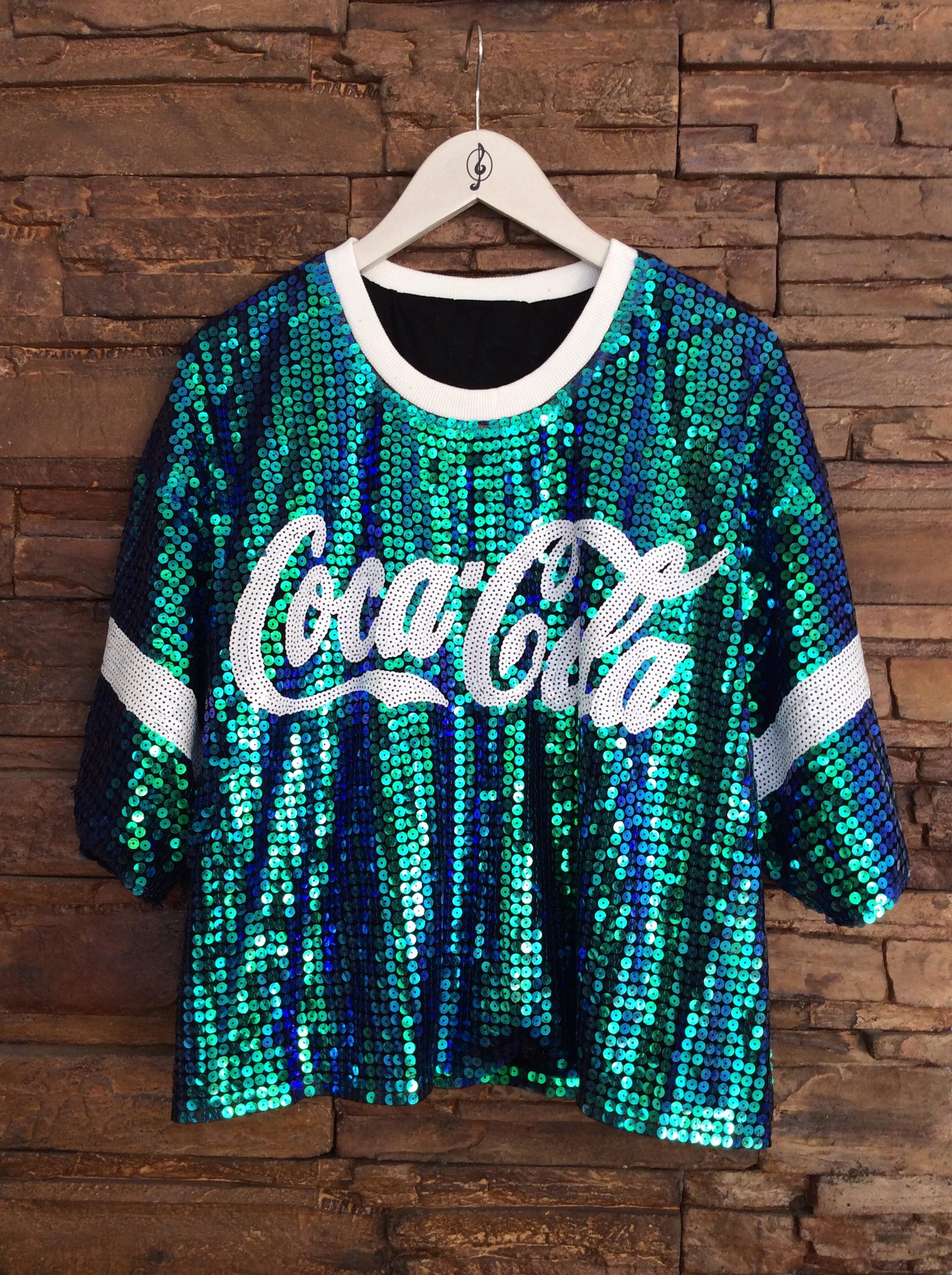 KOREA ITEM COCA COLA TOP สินค้าพร้อมส่งจร้า ห้ามพลาดเลยน่ะค่ะสาวๆ สำหรับเสื้อรุ่นนี้ แม่ค้าช๊อปปชอบ เสื้อวิ๊ง Coca Cola งานปักแน่นๆ ปราณีตสุดเลยจร้า แมทซ์กับ อะไรก็เริสคร้า แม่ค้าการันตรีเลยยย เหมาะกับสาวๆทุกไซค์เลย น่ะค่ะ