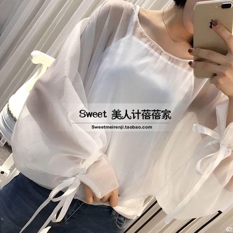 เสื้อผ้าออแกนซ่าเนื้อด้าน คอกว้างตัวโคล่งทรงปล่อย แขนปีกค้างคาวพองทรงบอลลูนที่ปลายแขนจั๊มผูกริบบิ้นสวยหวาน ใส่แบบสวมทางศรีษะติดกระดุมหลัง 1 เม็ด ไอเทมหวานปนหรูใส่กับอะไรก็สวยค่ะ