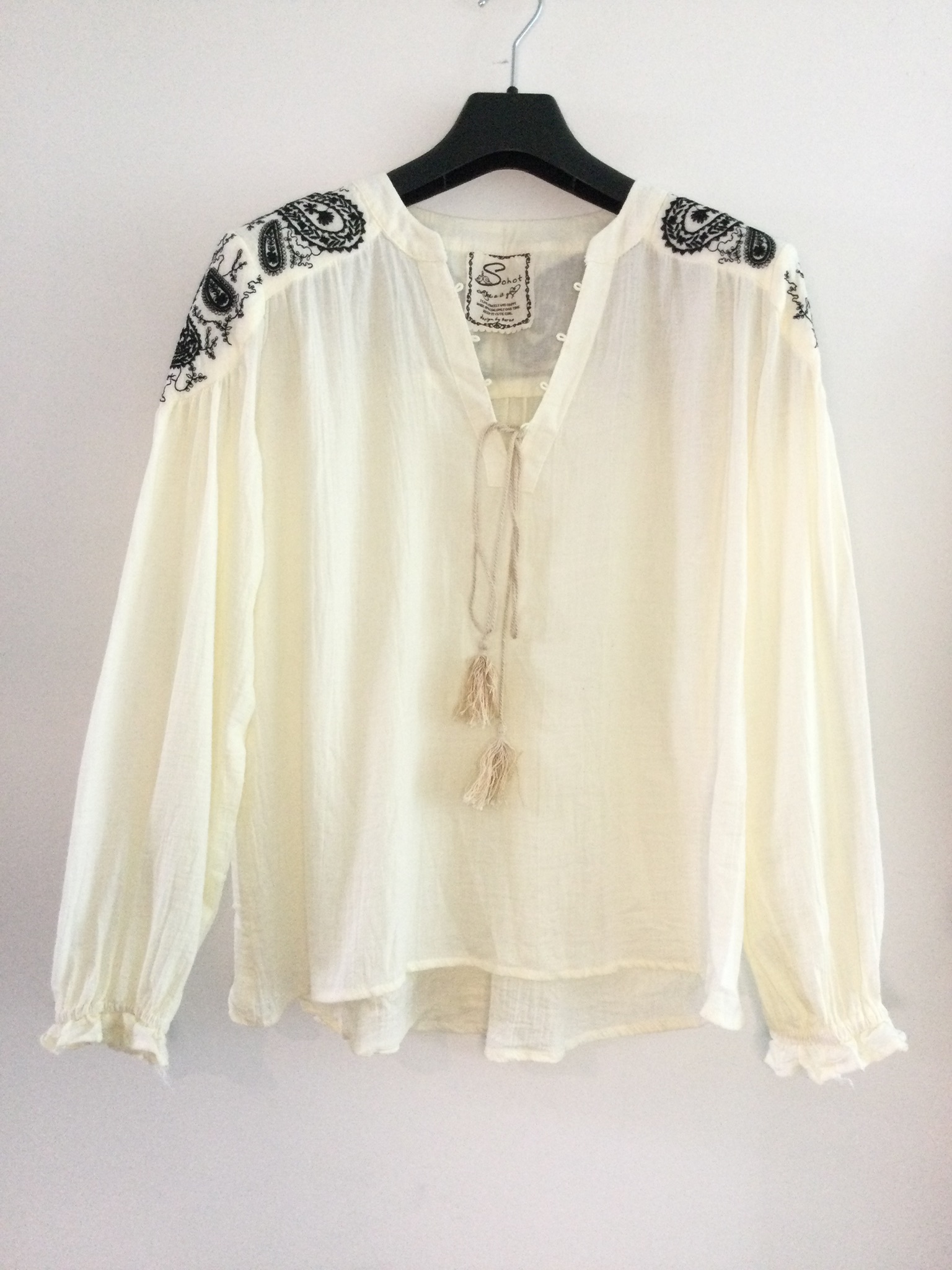 เสื้อโบฮีเมียนสีครีม ปักลายลูกน้ำลายสุดฮิตสไตล์โบฮีเมียน ผ้าดีใส่สบายๆ