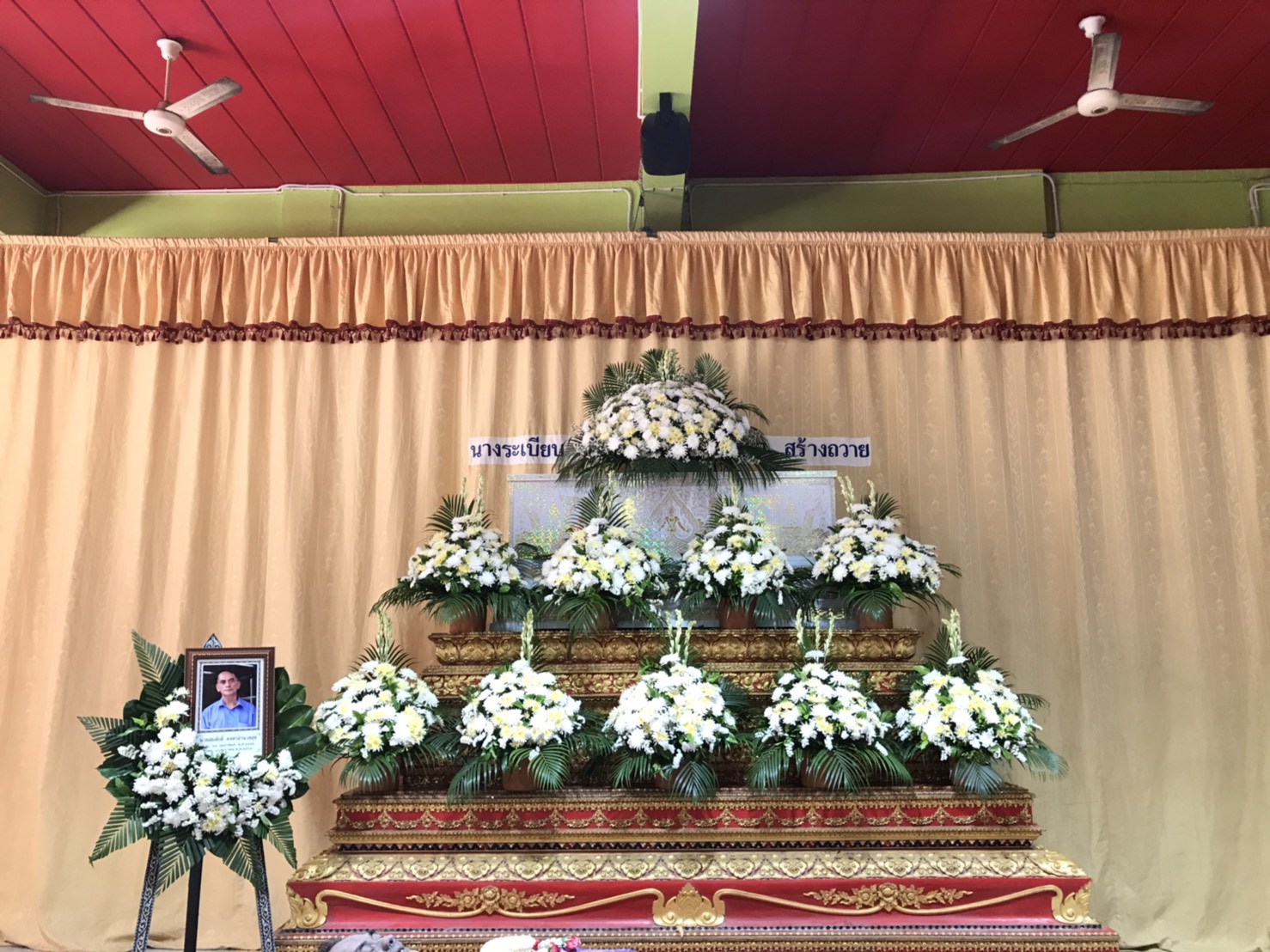 ดอกไม้หน้าศพ (9กระถาง) พร้อมดอกไม้ประดับหลังหีบศพ