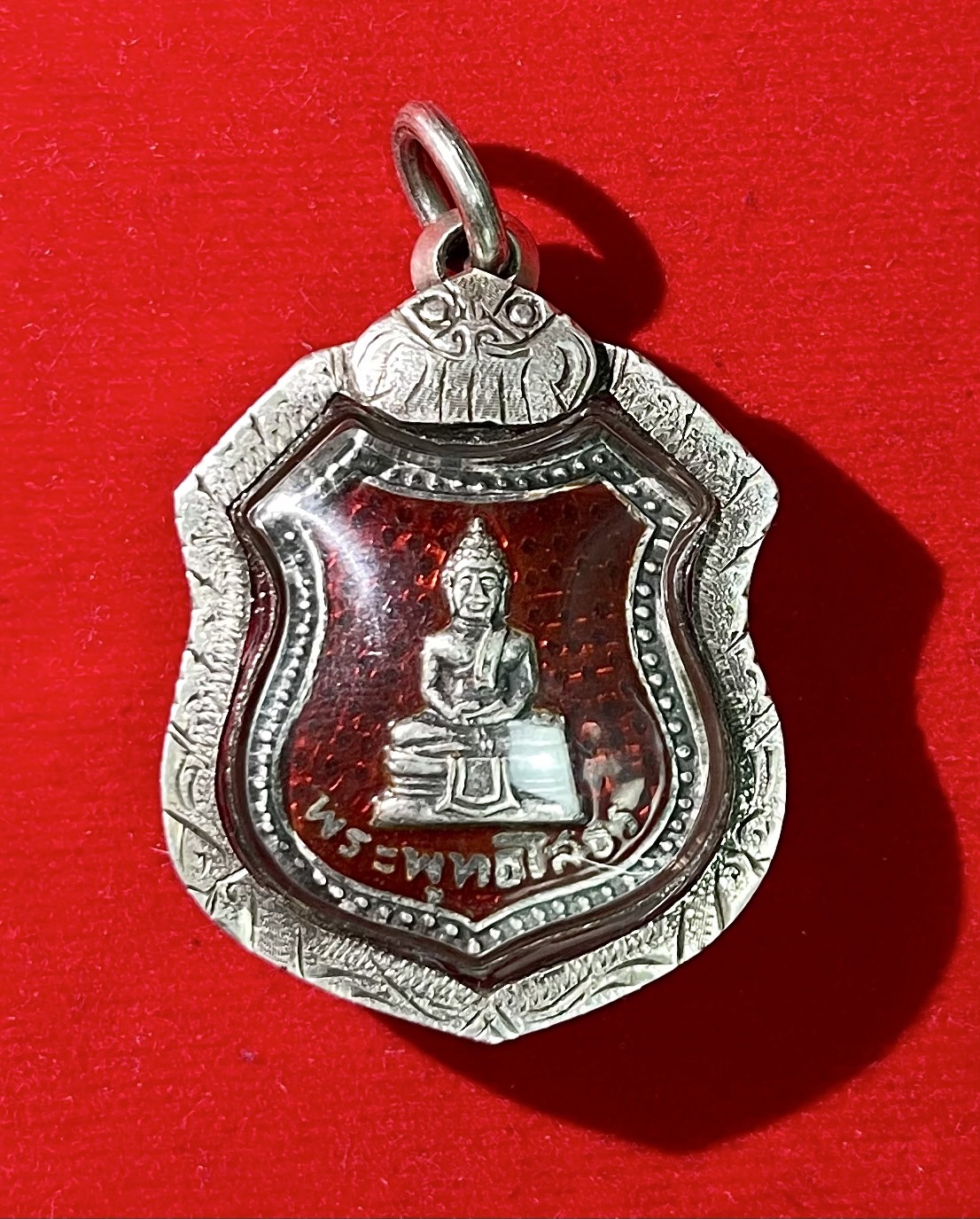 หลวงพ่อโสธรปี2498 เนื้อเงินลงยาสีแดงรุ่นแรก บล็อก5จุด พิมพ์หลังเข็มกลัด