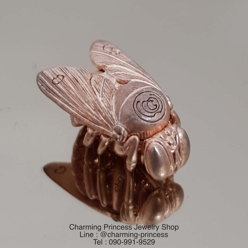 พญาภู่คำ ต่อเงินต่อทอง เนื้อทองแดง เครื่องรางของขลังทำพิธีปลุกเสกแล้วคะ พญาแมลงภู่คำนี้ นับเป็นเอกทางโชคลาภ เมตตา ส่งเสริมดวงชะตาให้มั่งคั่ง ทั้งทรัพย์สิน ยศศักดิ์ เป็นที่รักใคร่เอ็นดูของผู้คนทั้งหลาย อีกทั้งยังป้องกันคุณไสยมนต์ดำ