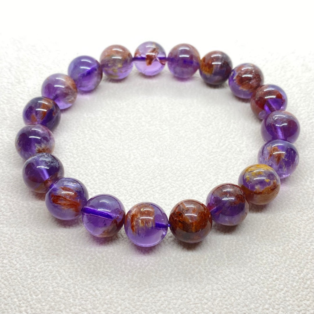 Cacoxenite in Amethsyt คาค็อกซิไนท์ในอเมทิสต์ 10 มม ภายในมีแร่สีทองระยิบระยับเสริมอำนาจบารมีความมั่งคั่งร่ำรวย สวยน่าใส่มากๆค่ะ