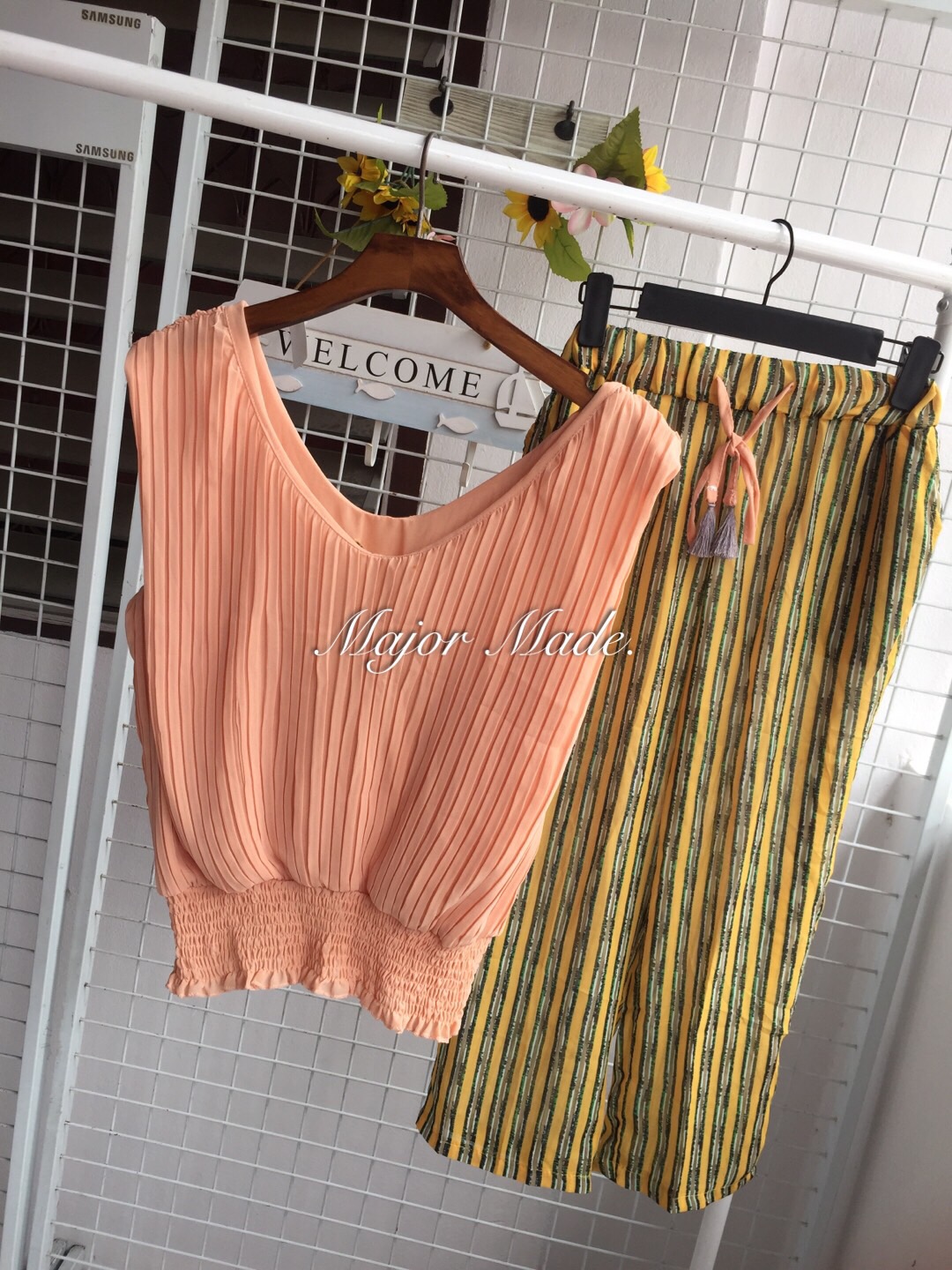 Korea set เสื้อแขนกุดอัดพลีทเอวจั้ม คอวี มาพร้อมกางเกงลายทางผูกเอว เนื้อผ้าชีฟอง มี ซับในค่า มีกระเป๋า2ข้าง ชุดนี้ ได้ลุคสาวหวานน่ารัก สไตล์เกาหลีสุดๆ ชุดเดียวจบค่ะ