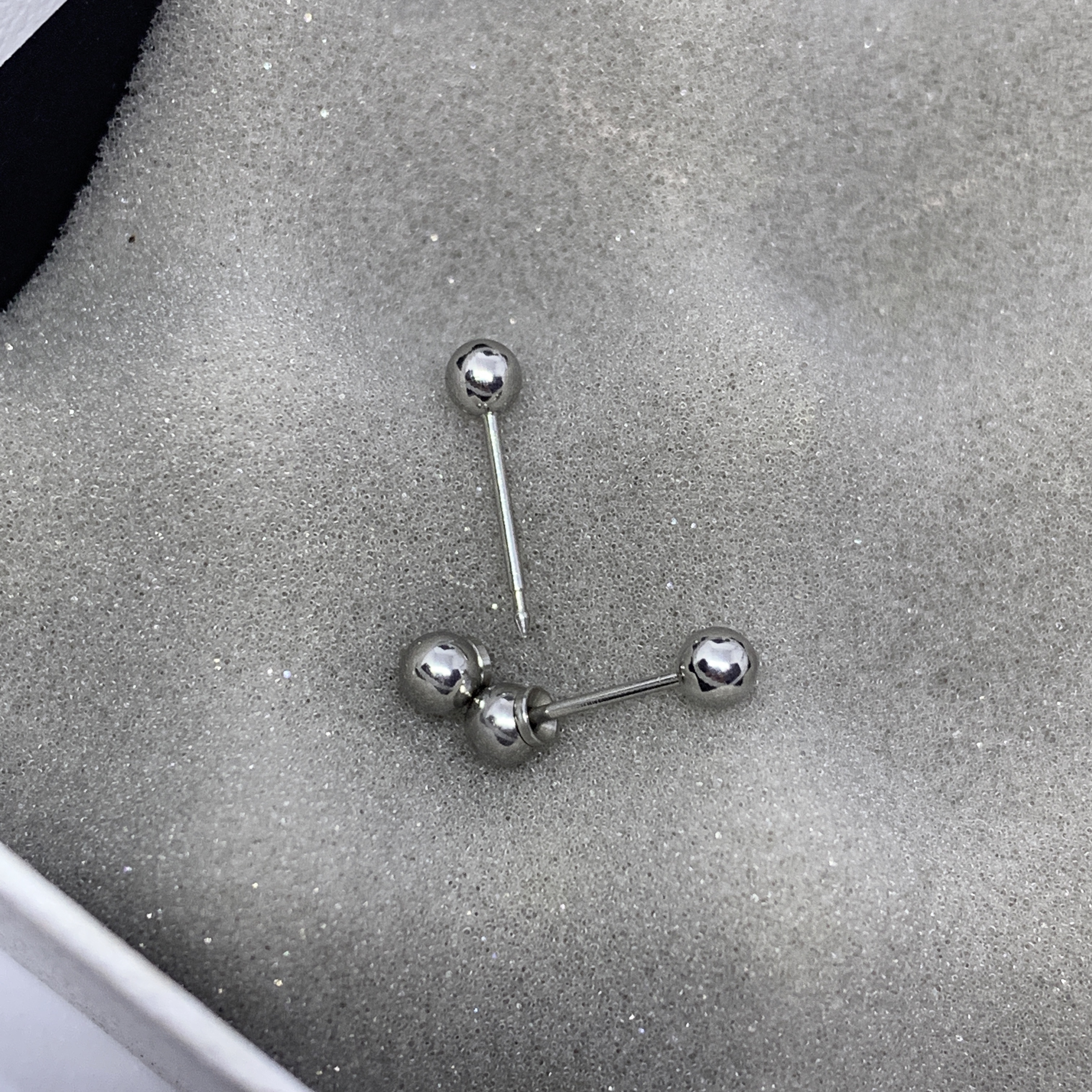 (สำหรับเจาะ)แป้นหมวก สแตนเลสเกรดการแพทย์ Ball 4 mm แพคเกจปลอดเชื้อ ปลอดภัย100%