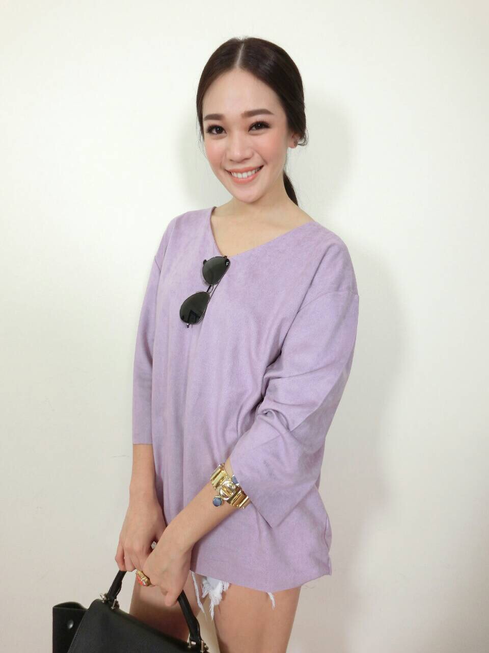 เสื้อคอวีทรงoversize ผ้าหนังกลับเนื้อนุ่มมาก ผ้าทิ้งตัวสวยค่ะ