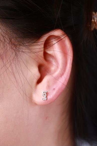 ต่างหูสำหรับผิวแพ้ง่าย เงินแท้ 92.5% ตัวอักษรภาษาอังกฤษ ก-ฮ เลือกผสมได้เลยค่ะ (ราคาต่อข้าง)_ES002