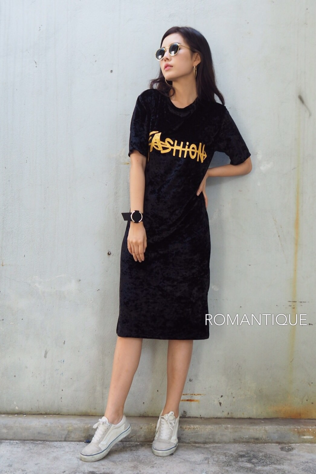 เดรสกำมะหยี่ สีดำ สกรีนลายสวยๆ