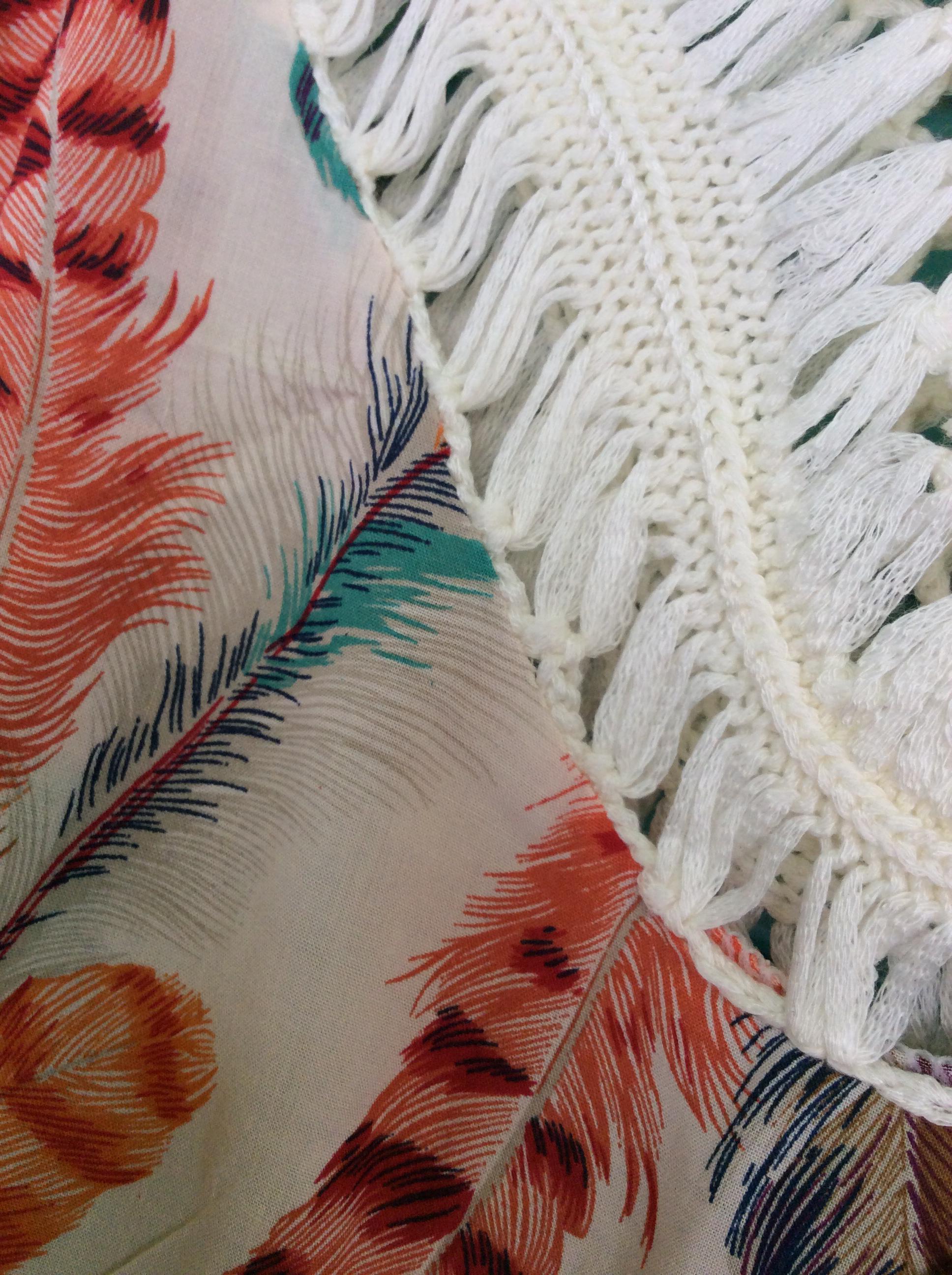 เสื้อสไตล์โบฮีเมียน พิมพ์ลายขนนก สีสดใส แต่งพู่ฟรุ้งฟริ้ง ทรงสวยน่ารัก ใส่สบายไม่ร้อน ใส่เดินเที่ยวชิวๆในวันสบายๆ