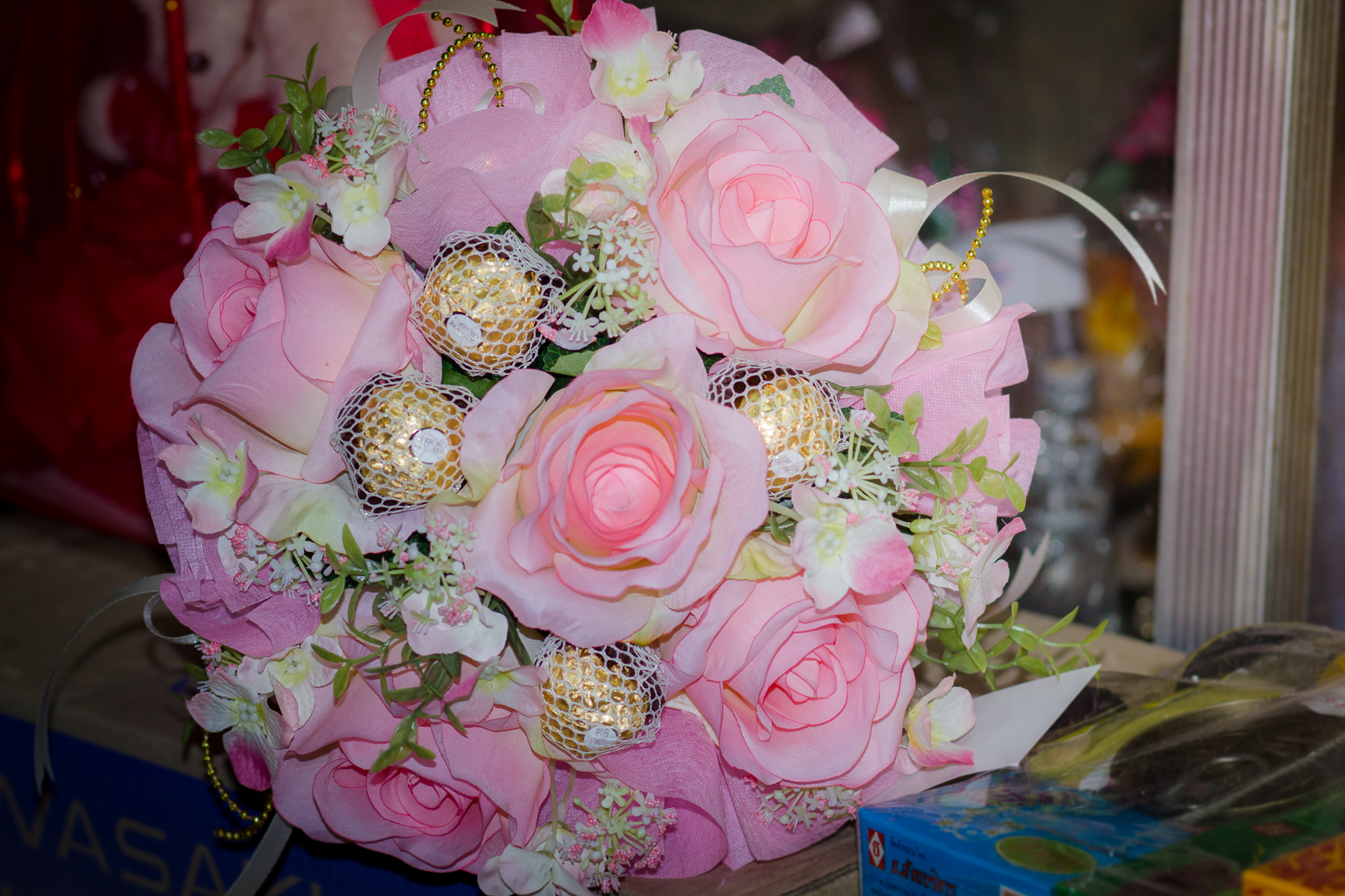 ช่อเฟอเรโร่ (Ferrero Rocher) 9 ลูก ดอกกุหลาบสีชมพูโอรส