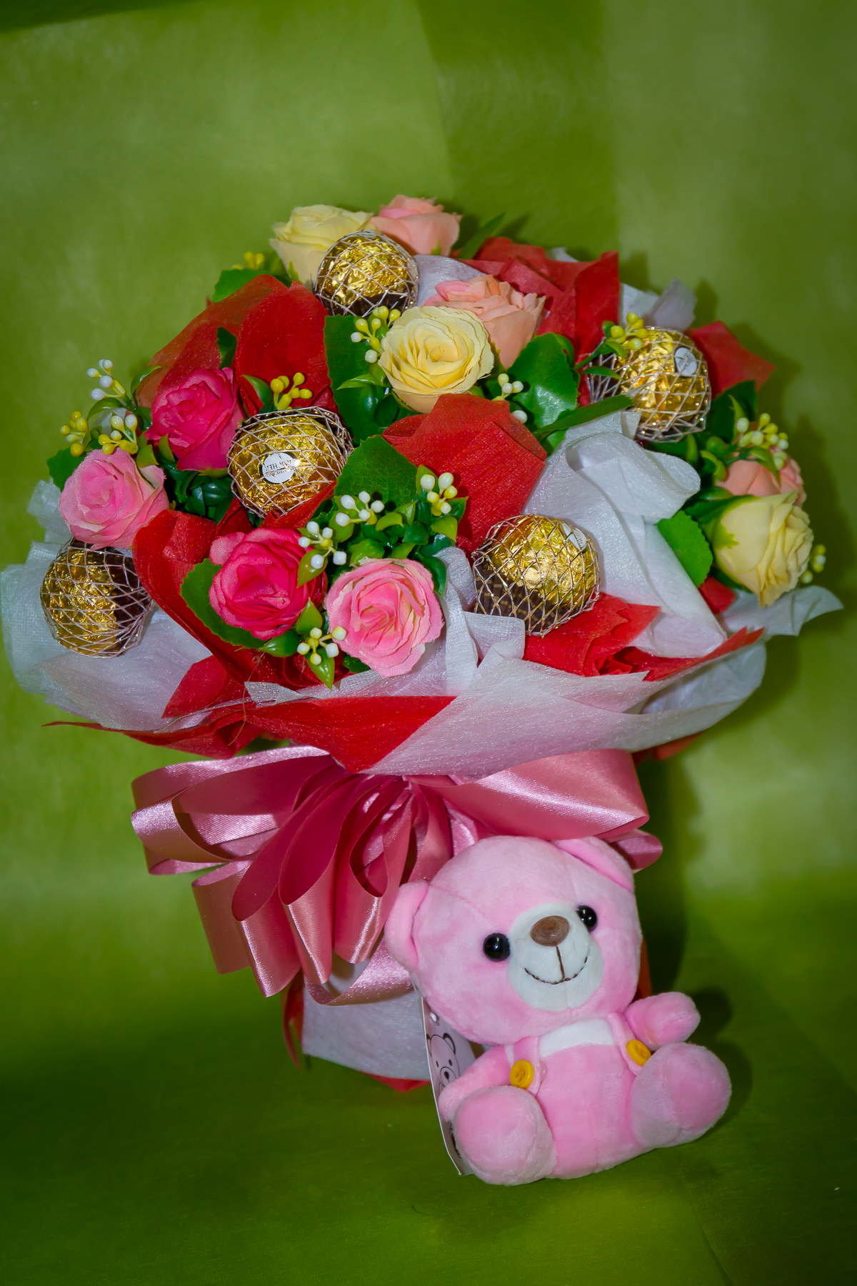 ช่อเฟอเรโร่ (Ferrero Rocher) จำนวน 9 ลูก ดอกกุหลาบสีชมพูอ่อน สลับแดง